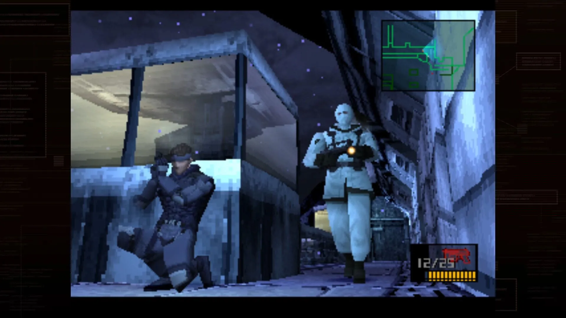 Ảnh chụp màn hình chính thức của Metal Gear Solid trên Steam, hiển thị nhân vật Solid Snake ẩn nấp trong một môi trường công nghiệp với các thùng chứa và ánh sáng yếu, thể hiện đồ họa nguyên bản của PS1