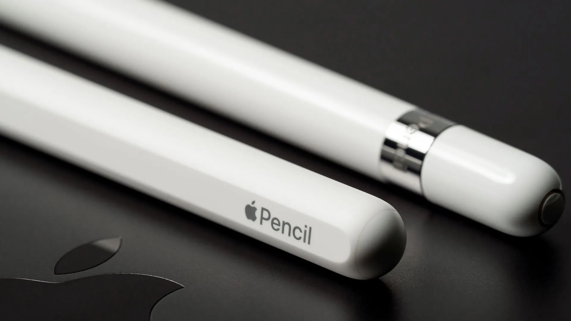 Apple Pencil Pro và Apple Pencil USB-C là hai lựa chọn bút cảm ứng tương thích với cả iPad Air M3 và M2, phục vụ nhu cầu sáng tạo và ghi chú.