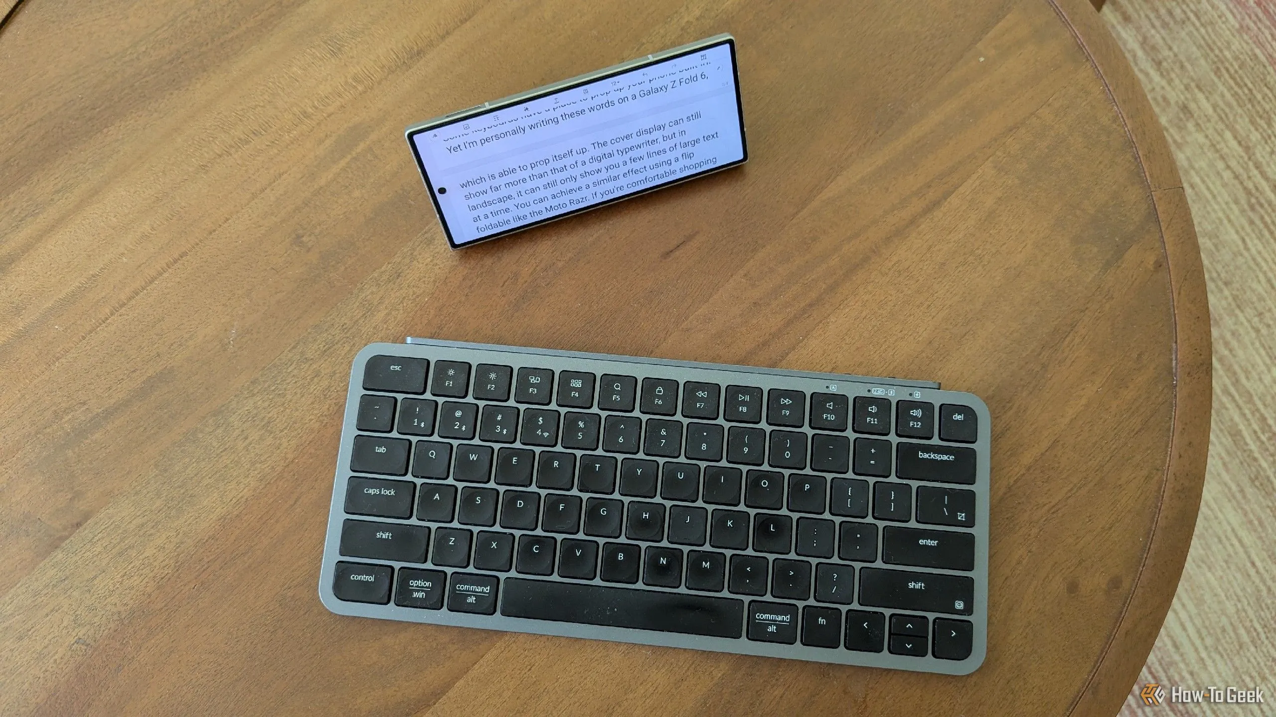 Bàn phím Bluetooth được kết nối với điện thoại Samsung Galaxy Z Fold 6, minh họa giải pháp máy đánh chữ kỹ thuật số di động