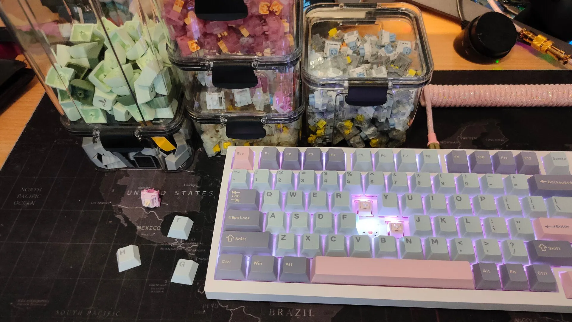 Bàn phím cơ custom đã lắp ráp cùng các hộp chứa switch và keycap minh họa quá trình tự build.