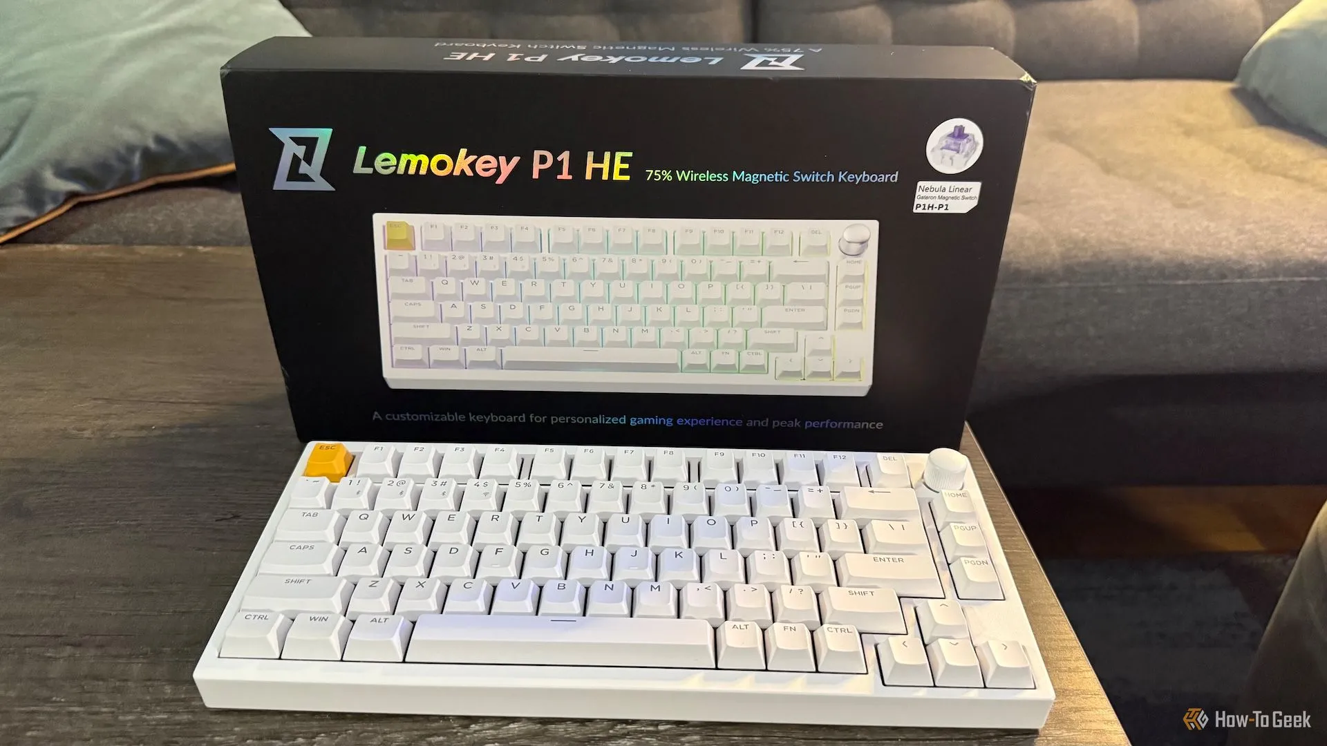 Bàn phím Lemokey P1 HE màu trắng đặt cạnh hộp sản phẩm trên bàn, minh họa tổng thể gói sản phẩm.