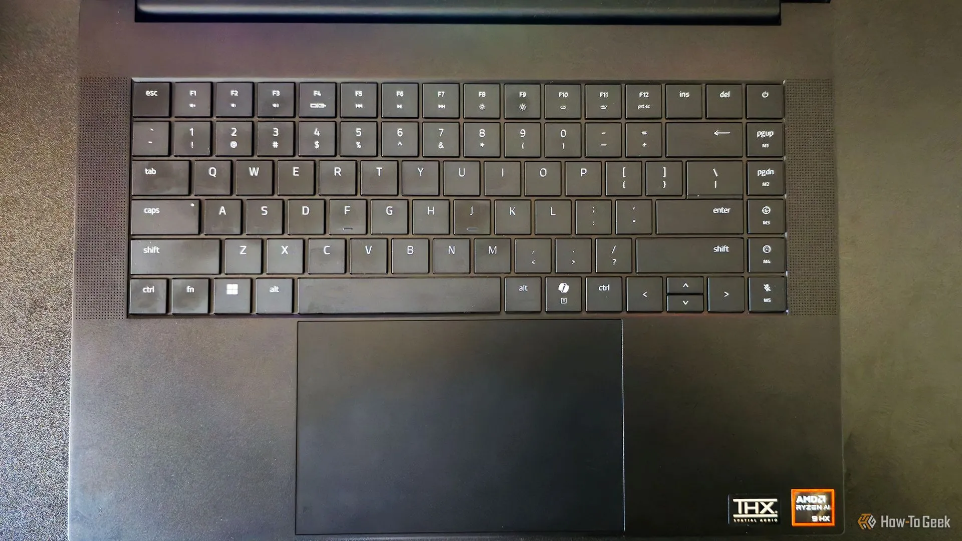 Bàn phím và touchpad của laptop gaming Razer Blade 16 2025