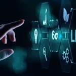 Bàn tay chạm vào biểu tượng kỹ thuật và thiết kế tinh gọn (lean engineering & design) trong phát triển phần mềm, minh họa cho việc tránh các framework cồng kềnh và tối ưu hiệu suất.