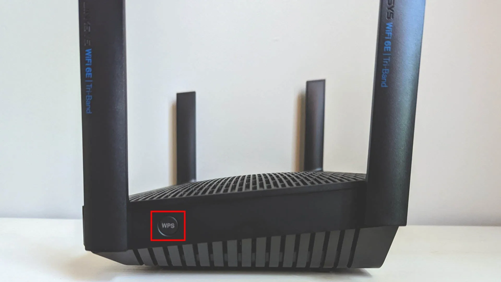 Bảng điều khiển bên cạnh với nút WPS trên bộ định tuyến Linksys Hydra Pro 6E.