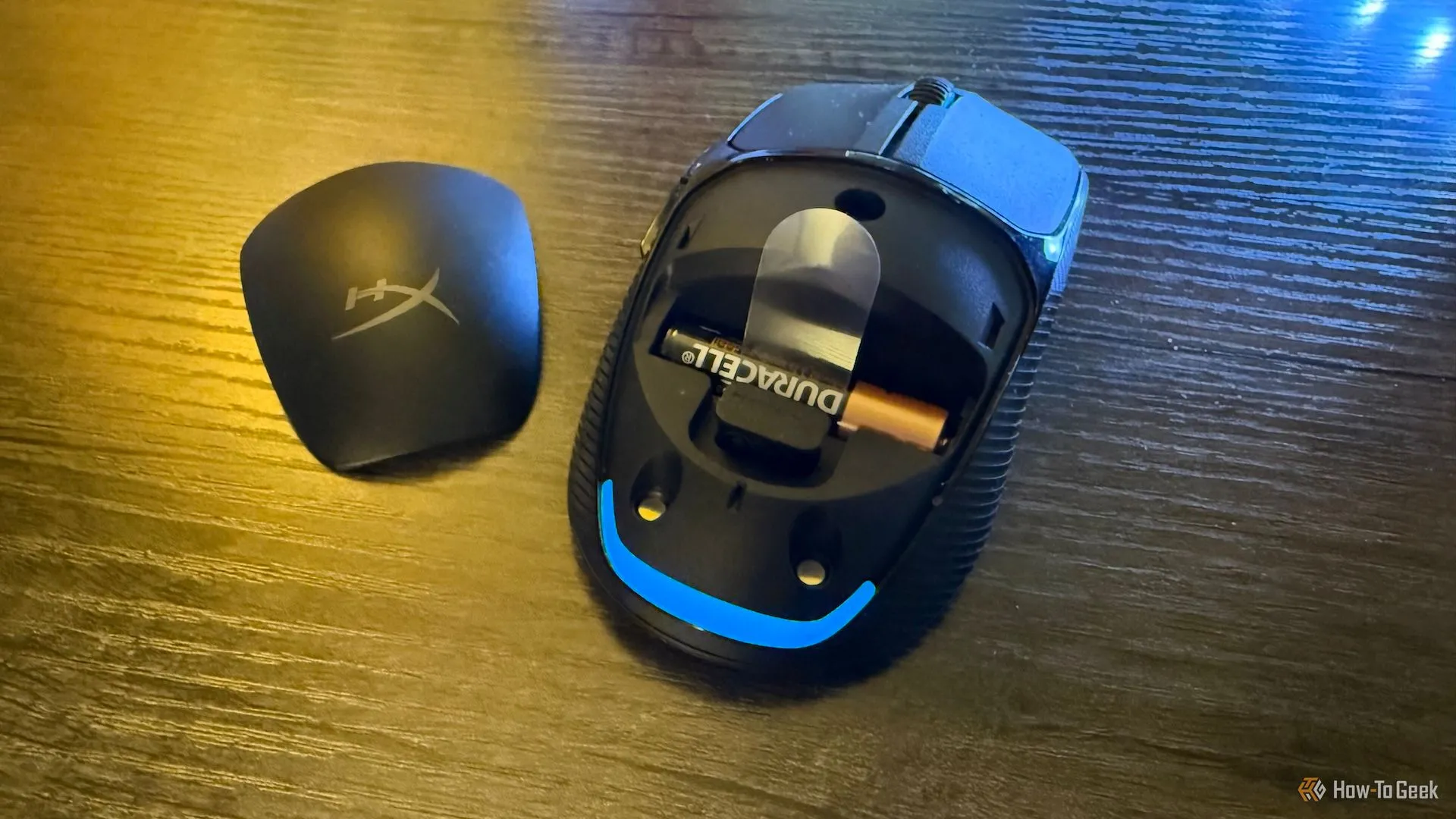 Bên trong chuột HyperX Pulsefire Fuse khi tháo vỏ, lộ ra pin AAA và bộ thu 2.4 GHz.
