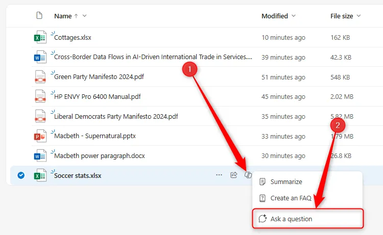 Biểu tượng Copilot cạnh file Excel trên OneDrive online được chọn, nút &quot;Ask A Question&quot; nổi bật.