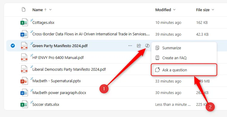 Biểu tượng Copilot cạnh file PowerPoint trên OneDrive online được chọn, nút &quot;Ask A Question&quot; nổi bật.