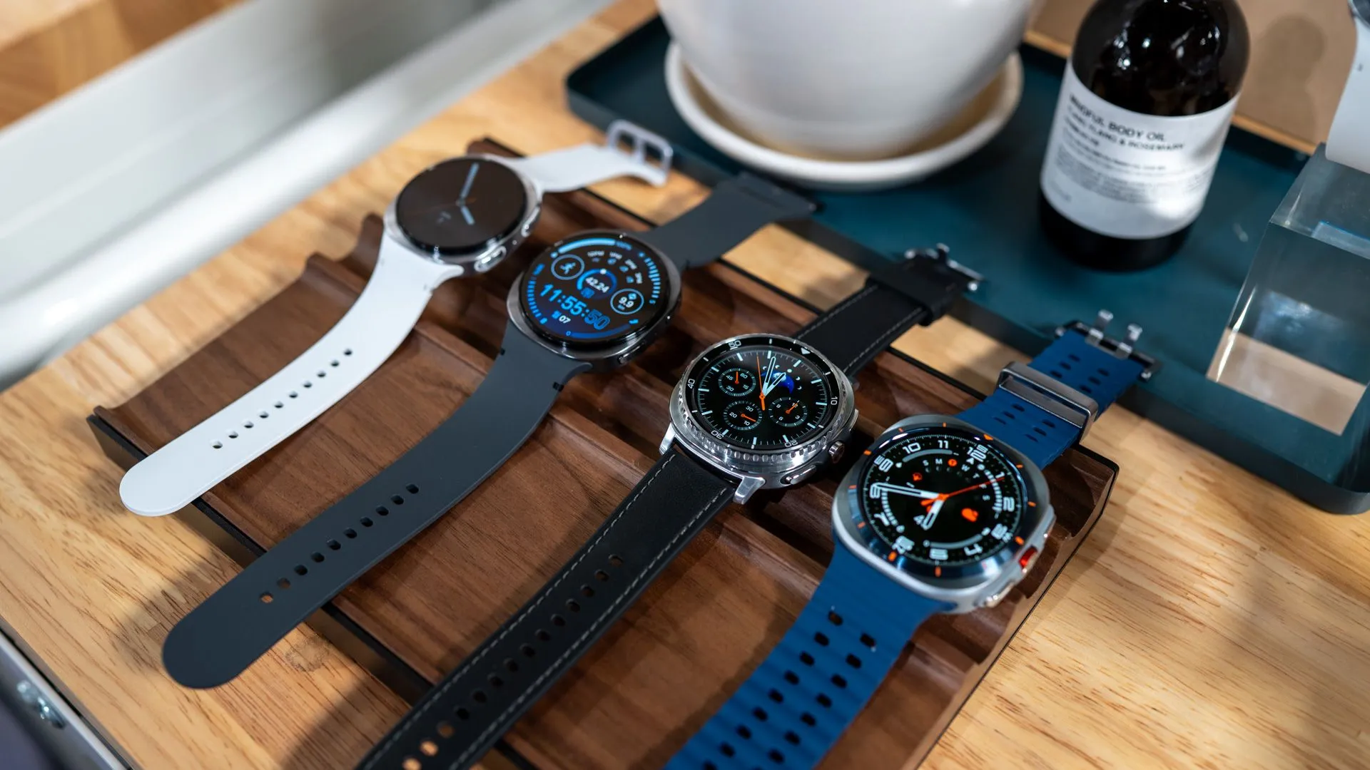 Bộ ba đồng hồ thông minh Samsung Galaxy Watch 8, Watch 8 Classic và Watch Ultra 2025 được trưng bày, thể hiện các tùy chọn thiết kế và kích thước khác nhau.
