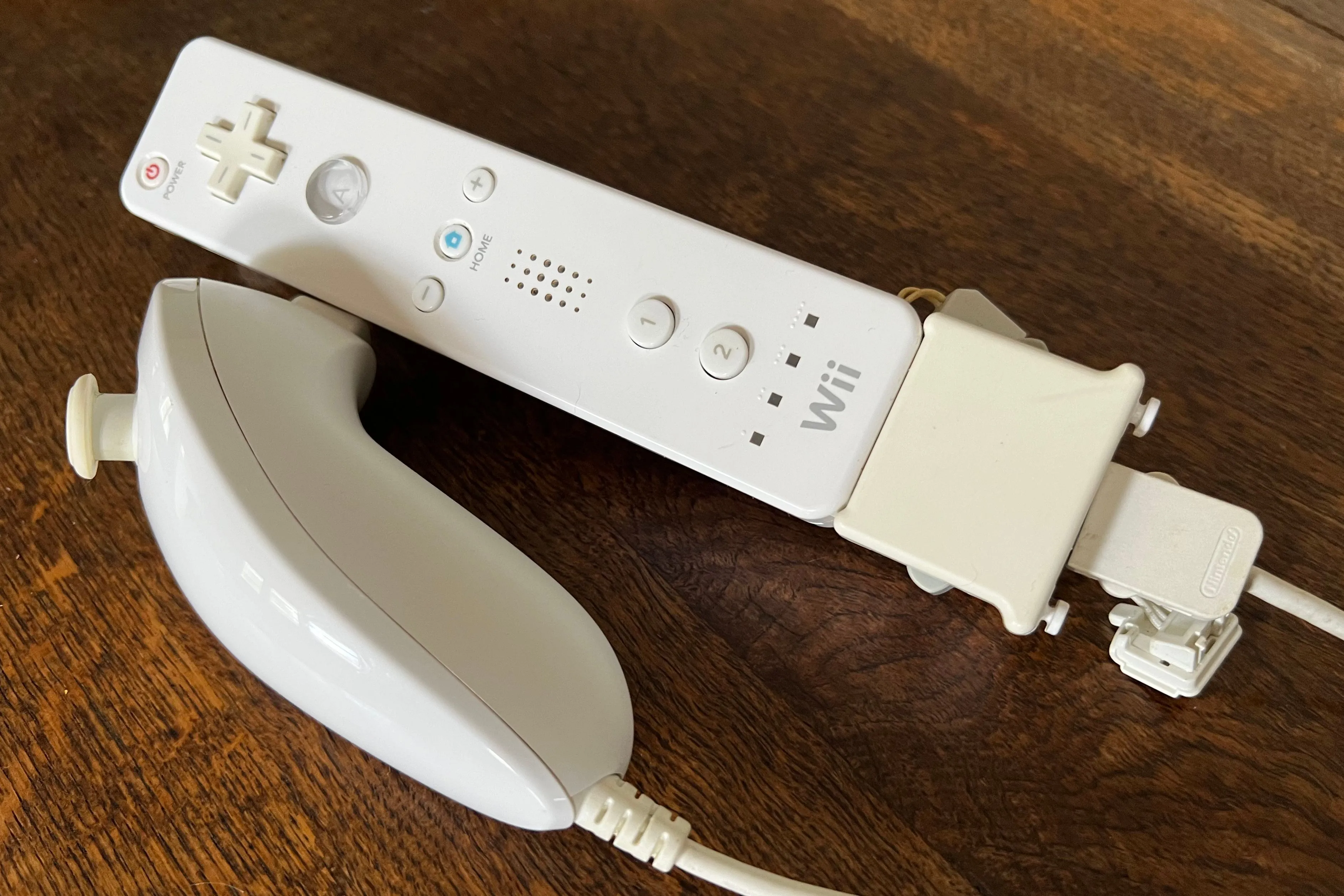 Bộ điều khiển Wii Remote, Wii Motion Plus và Wii Nunchuk của Nintendo, biểu tượng cho kỷ nguyên điều khiển chuyển động đã làm nên thành công của Wii.
