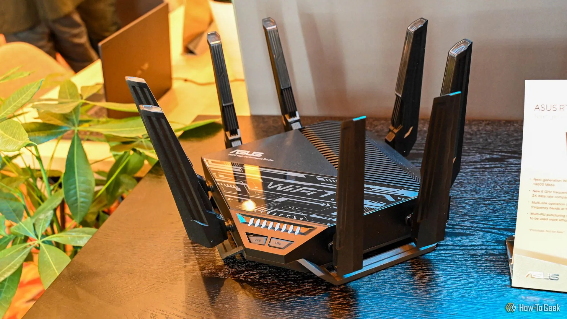 Bộ định tuyến ASUS Wi-Fi 7 với logo Wi-Fi nổi bật