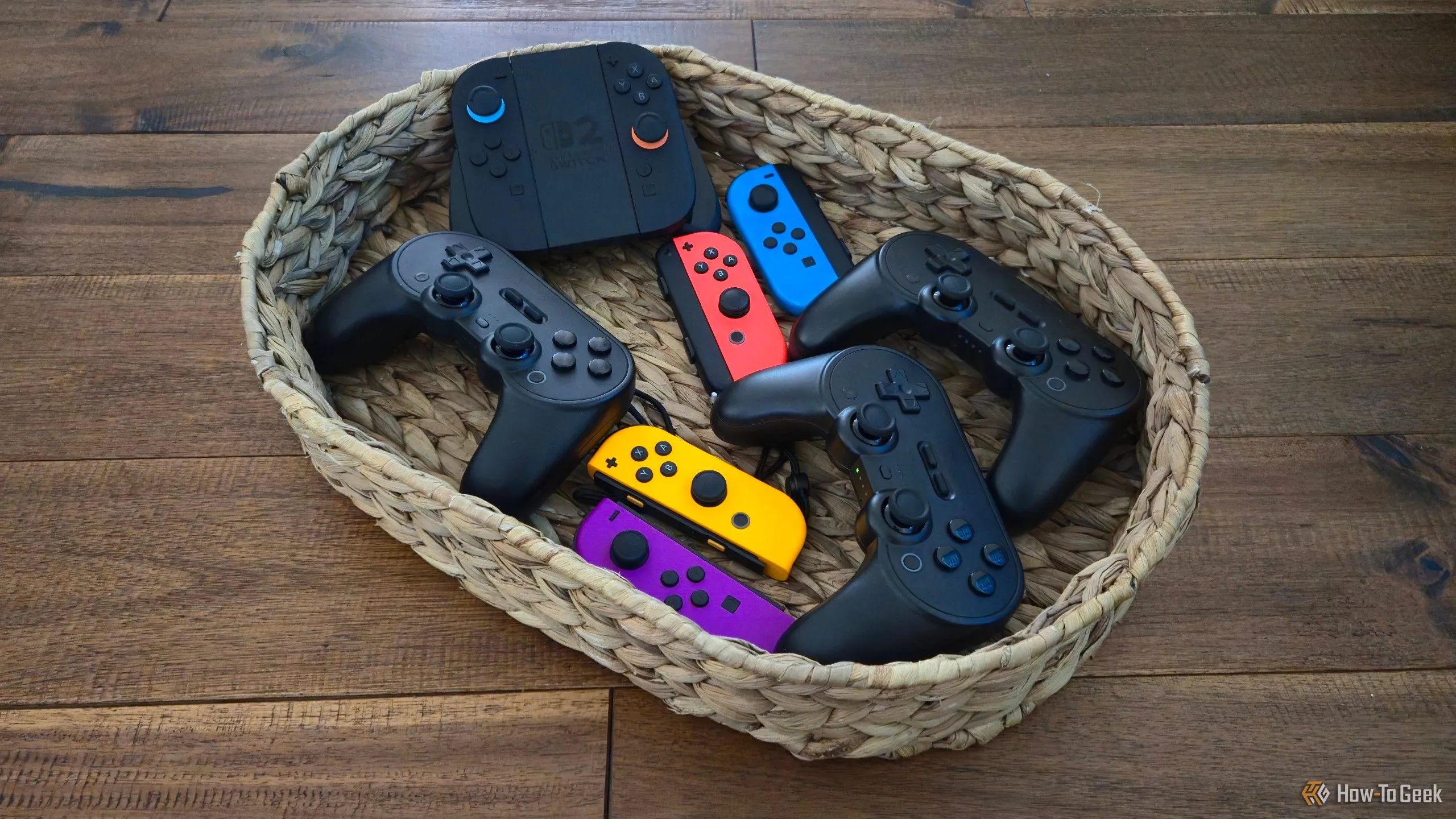 Bộ sưu tập các tay cầm Joy-Con và 8BitDo Pro 2, minh họa khả năng chia sẻ phụ kiện cho chế độ chơi nhiều người.