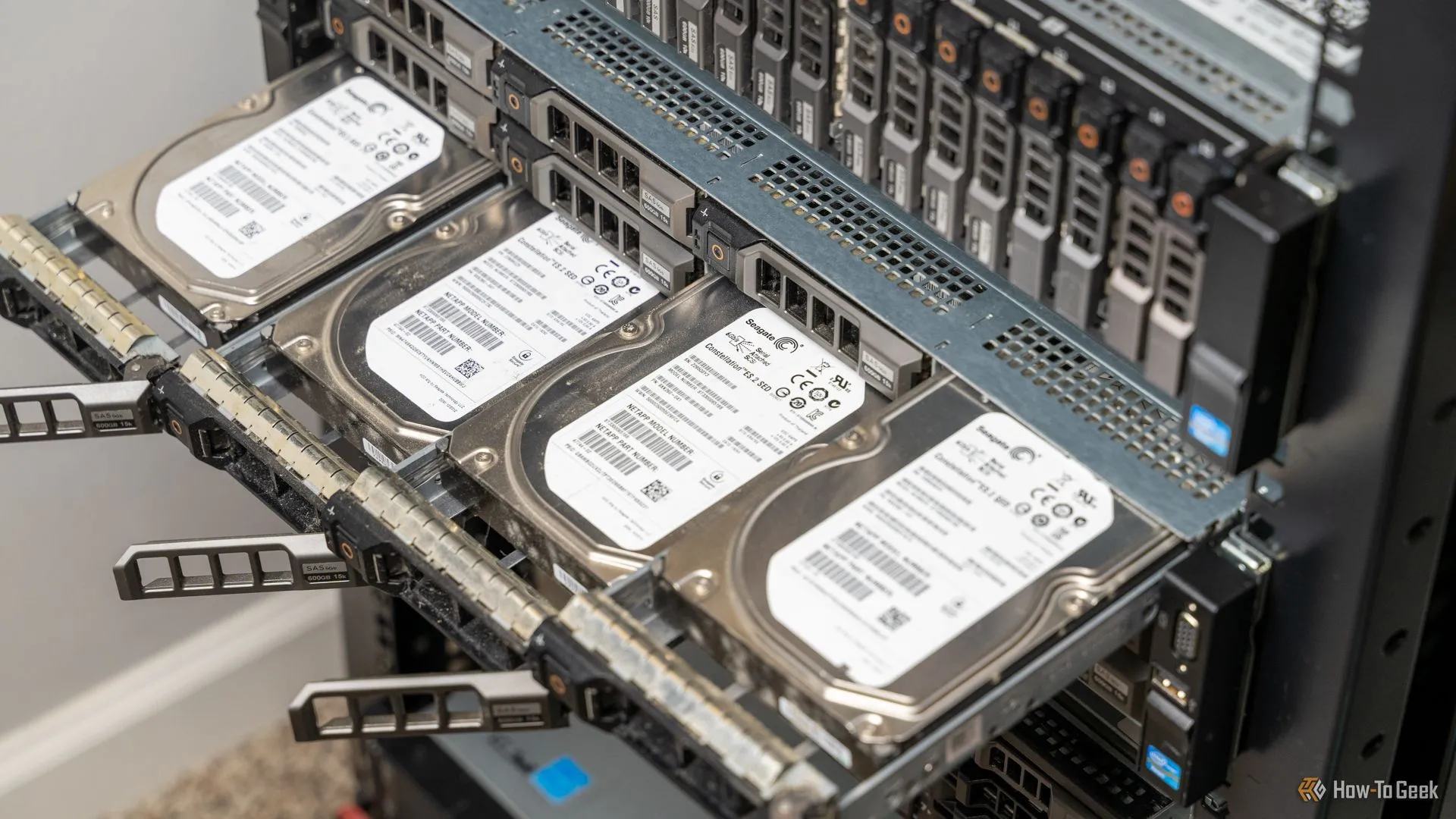 Bốn ổ cứng nhô ra từ một máy chủ gắn tủ rack
