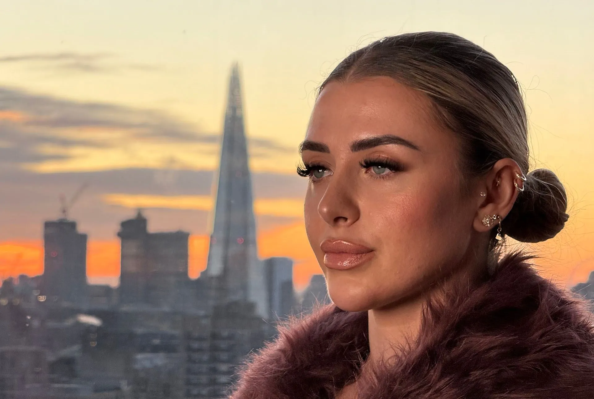 Bức ảnh gốc một người phụ nữ với đường chân trời London, chụp bằng ống kính 5x của iPhone 16