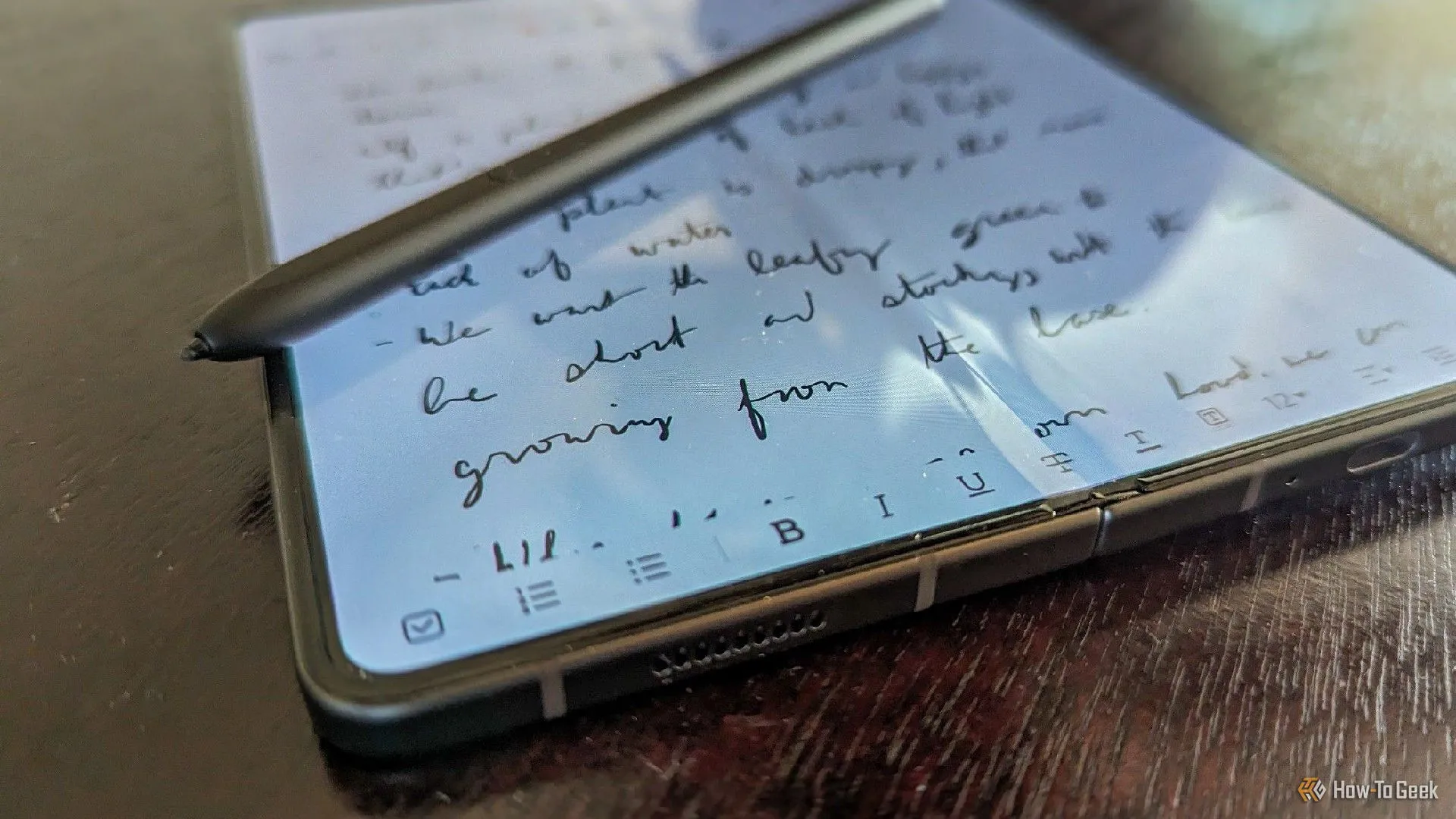 Bút S Pen đặt trên màn hình Samsung Galaxy Z Fold 5, minh họa khả năng hỗ trợ bút stylus