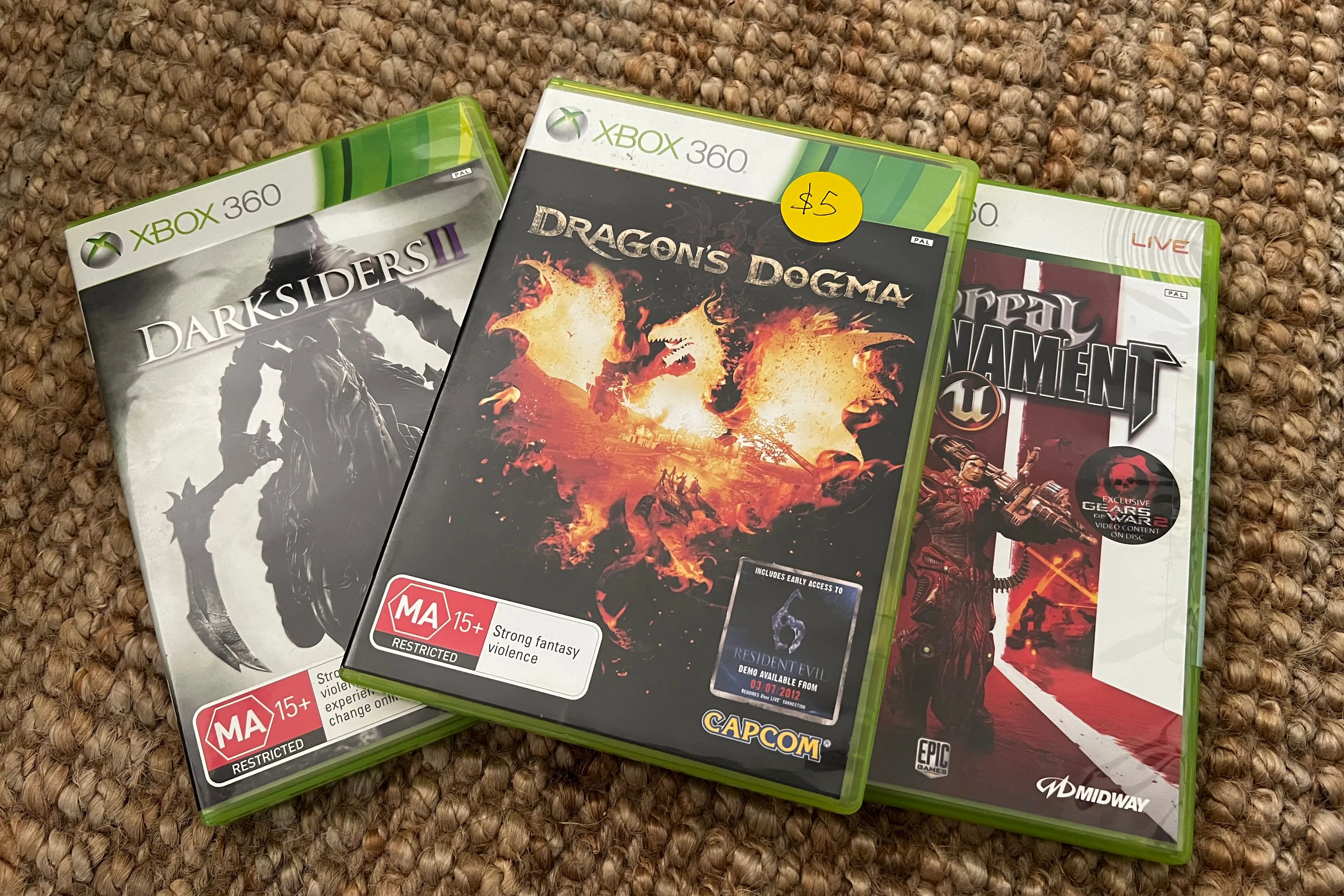 Các đĩa game đã qua sử dụng được trưng bày, minh họa cách tiết kiệm chi phí hoặc thu hồi vốn khi mua/bán game vật lý.