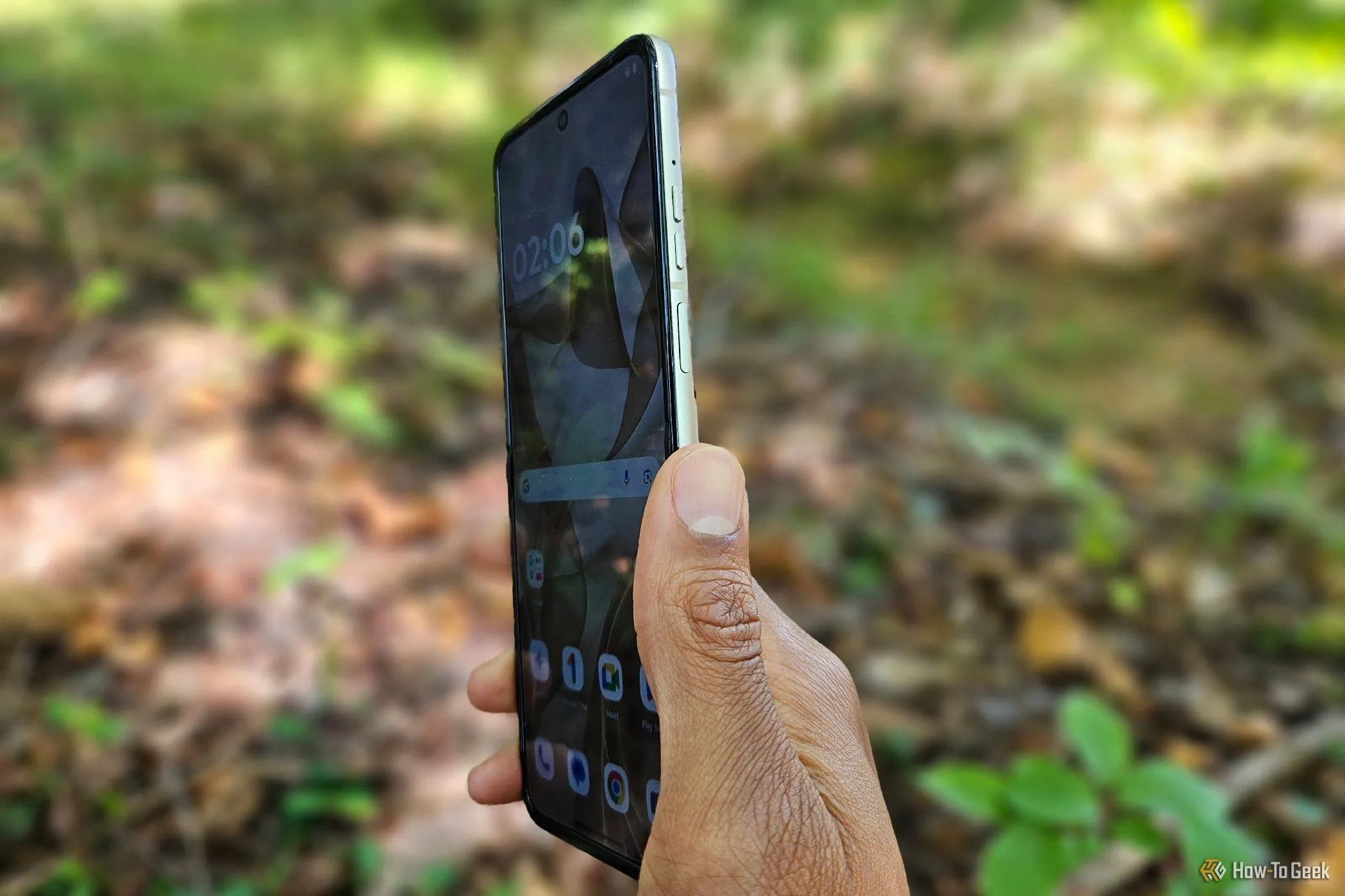 Các nút chỉnh âm lượng và nút nguồn trên thân điện thoại Motorola Razr 2024.