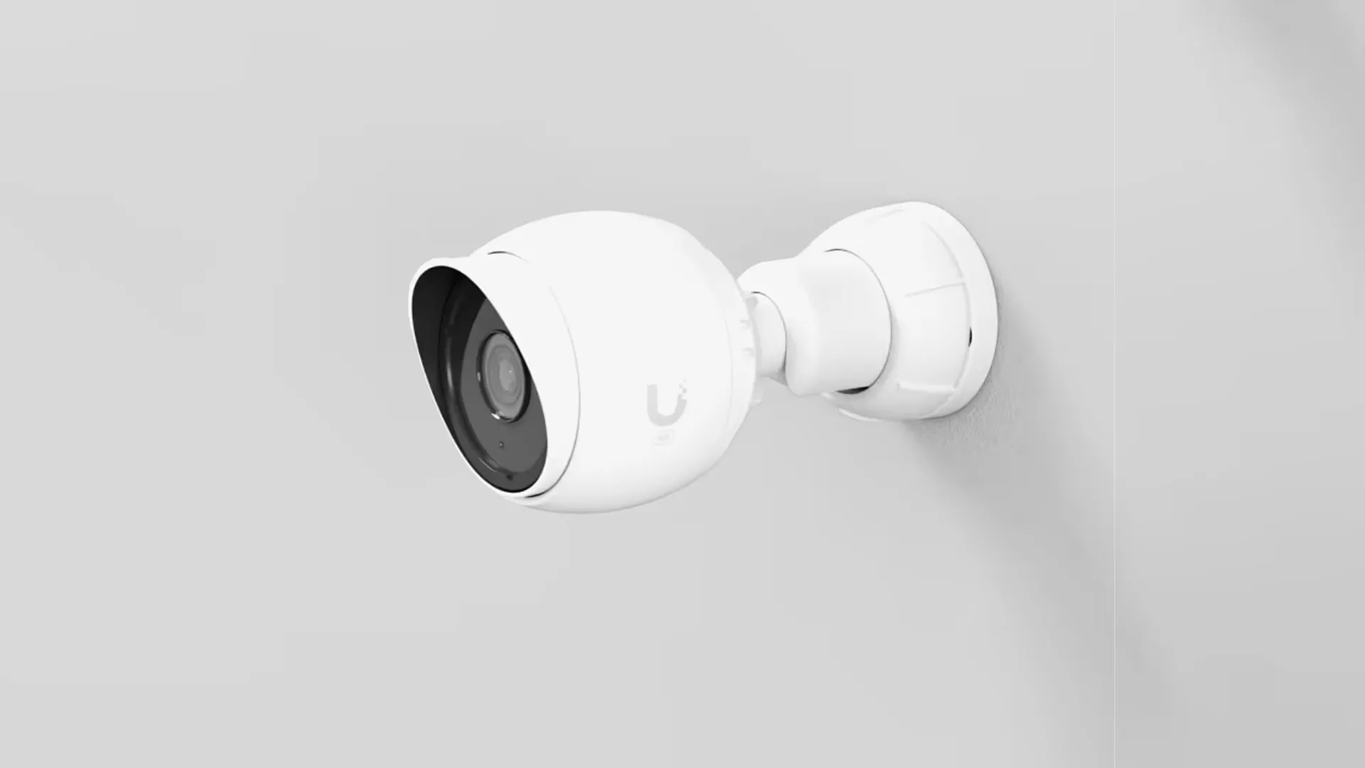 Camera PoE UniFi G5 Bullet lắp đặt trên tường, minh họa khả năng mở rộng hệ thống giám sát của Unifi.
