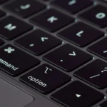 Cận cảnh bàn phím MacBook Pro màu xám với công nghệ cánh bướm