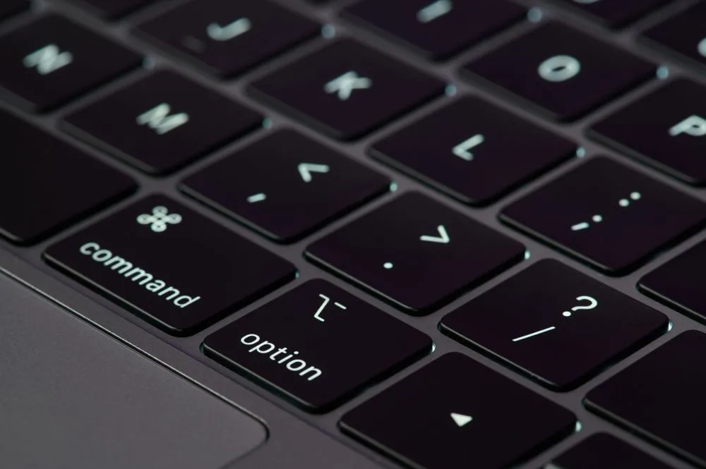 Cận cảnh bàn phím MacBook Pro màu xám với công nghệ cánh bướm