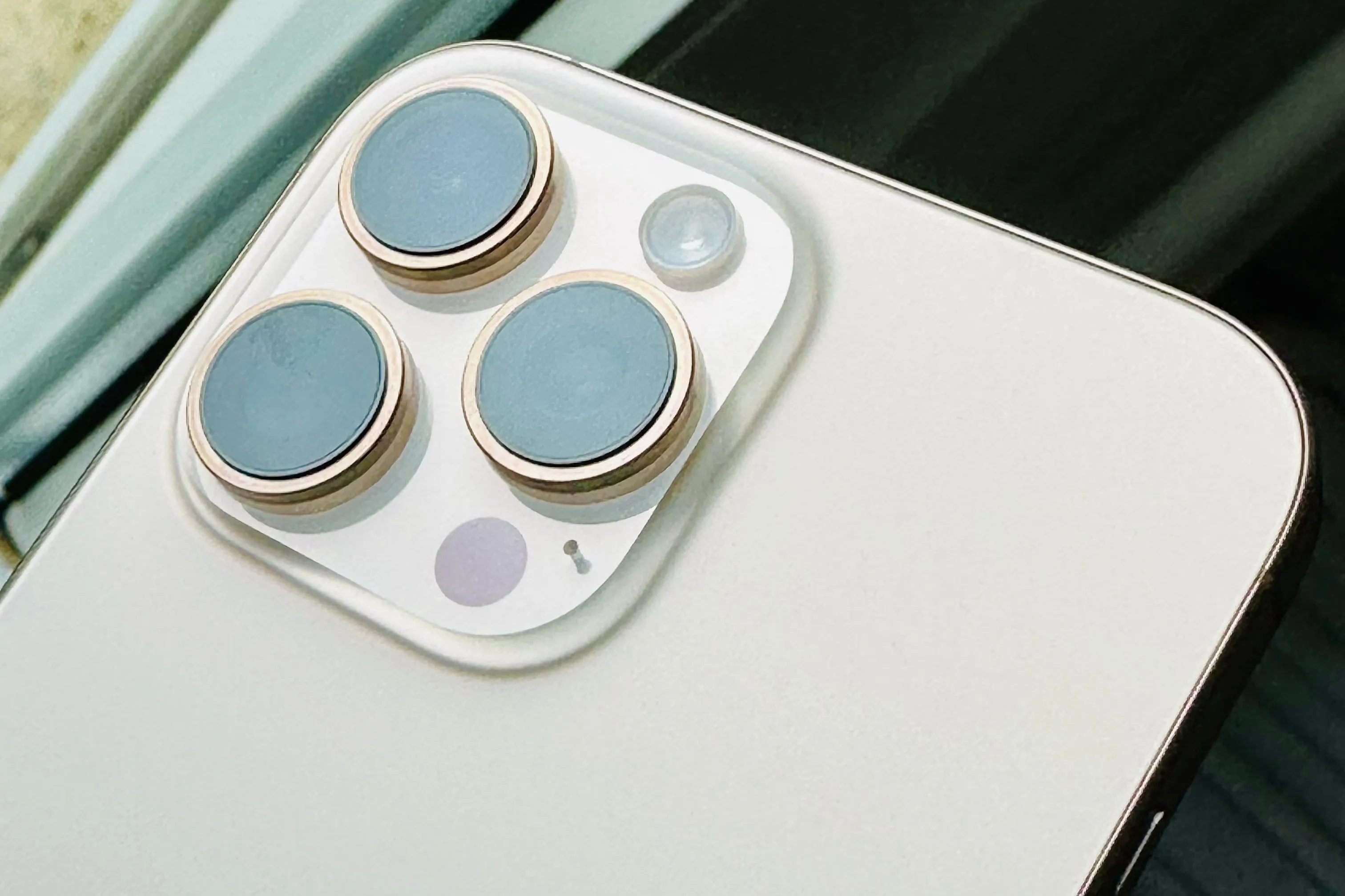 Cận cảnh camera sau trên iPhone 16 Pro Max màu Titan sa mạc