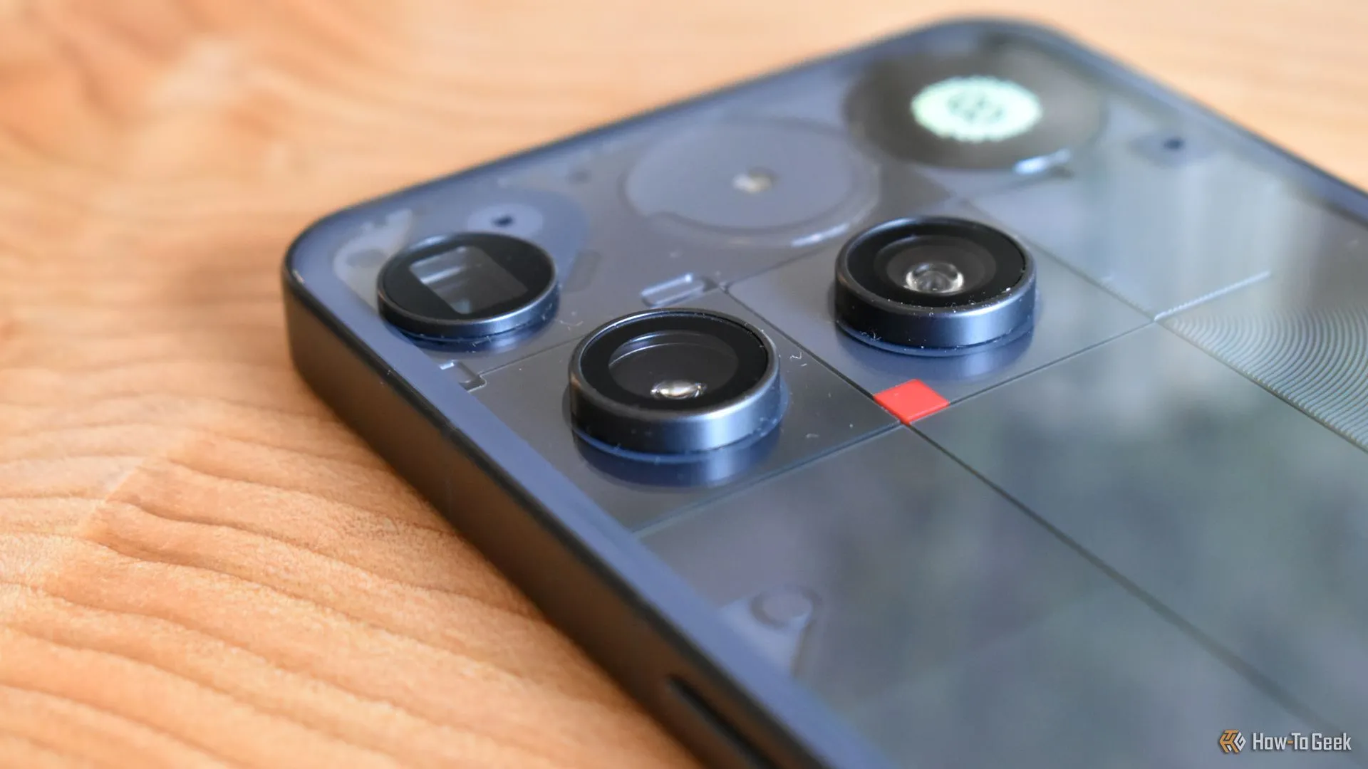 Cận cảnh cụm ba camera 50MP cải tiến trên Nothing Phone (3) với ống kính tiềm vọng