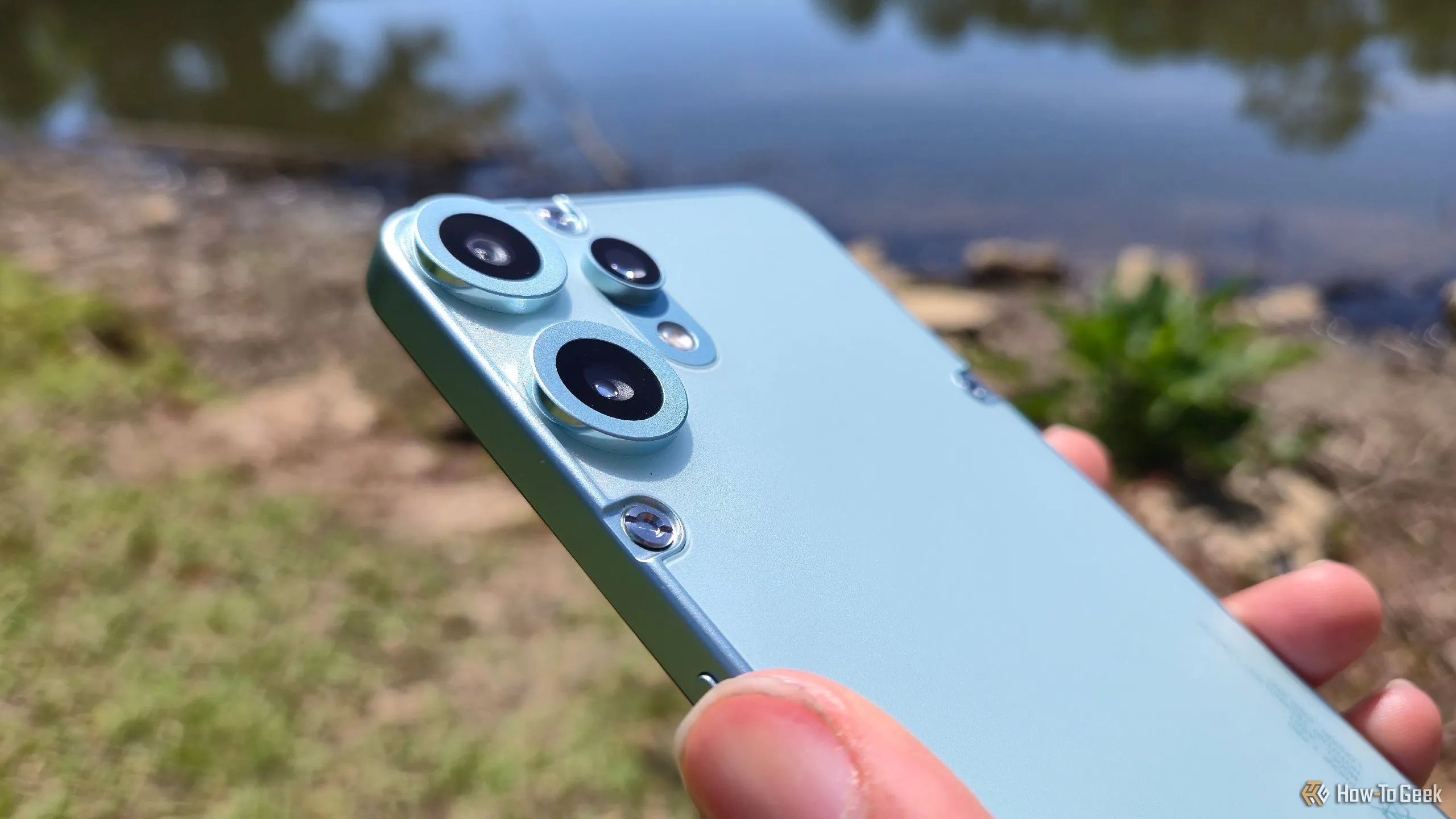 Cận cảnh cụm ba camera sau của CMF Phone 2 Pro, bao gồm ống kính chính 50MP, ống kính tele 50MP và ống kính siêu rộng 8MP, thể hiện khả năng chụp ảnh đa dạng của thiết bị.