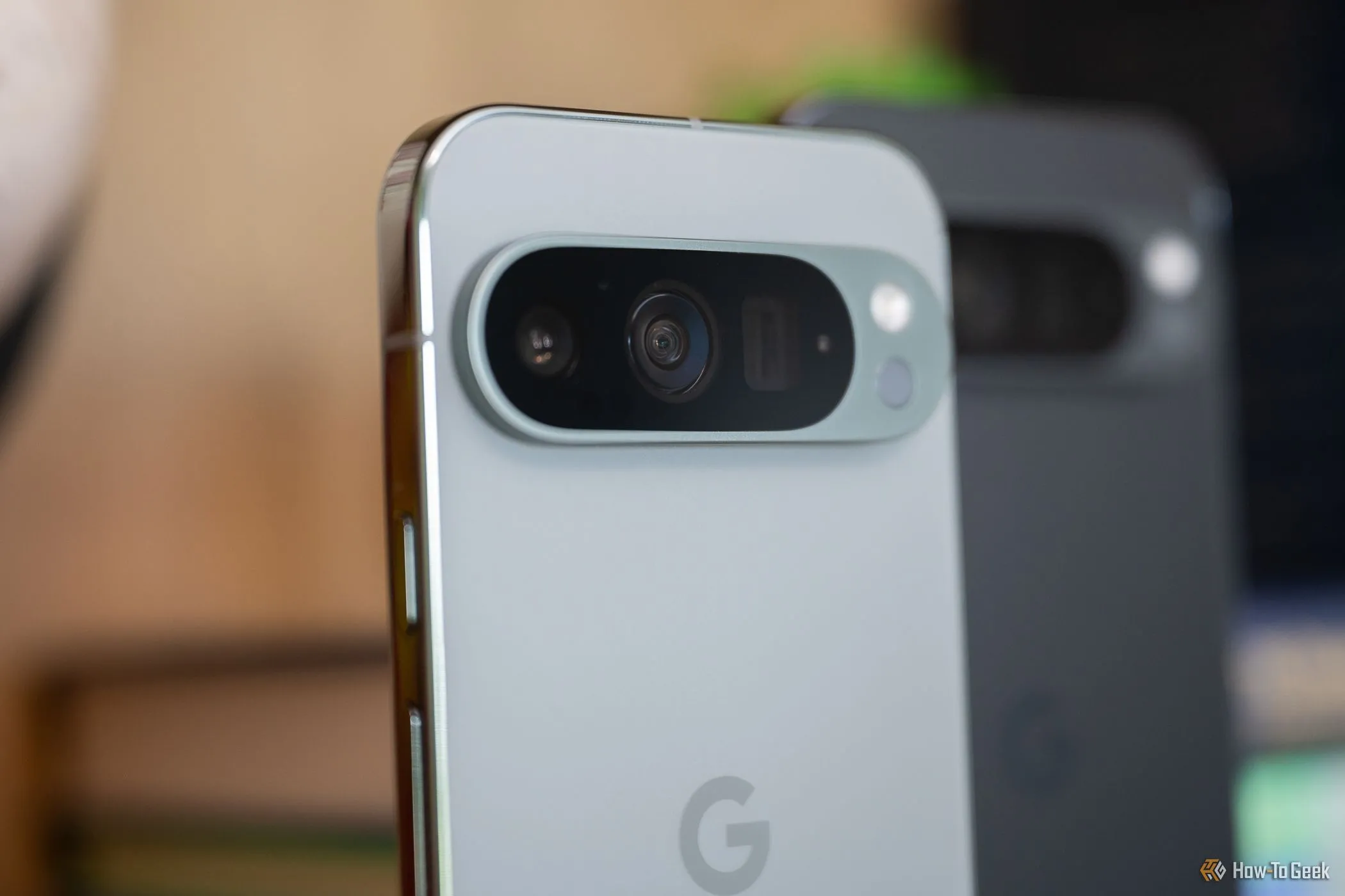 Cận cảnh cụm camera sau của Google Pixel 9 Pro, nổi bật với khả năng chụp ảnh chuyên nghiệp.