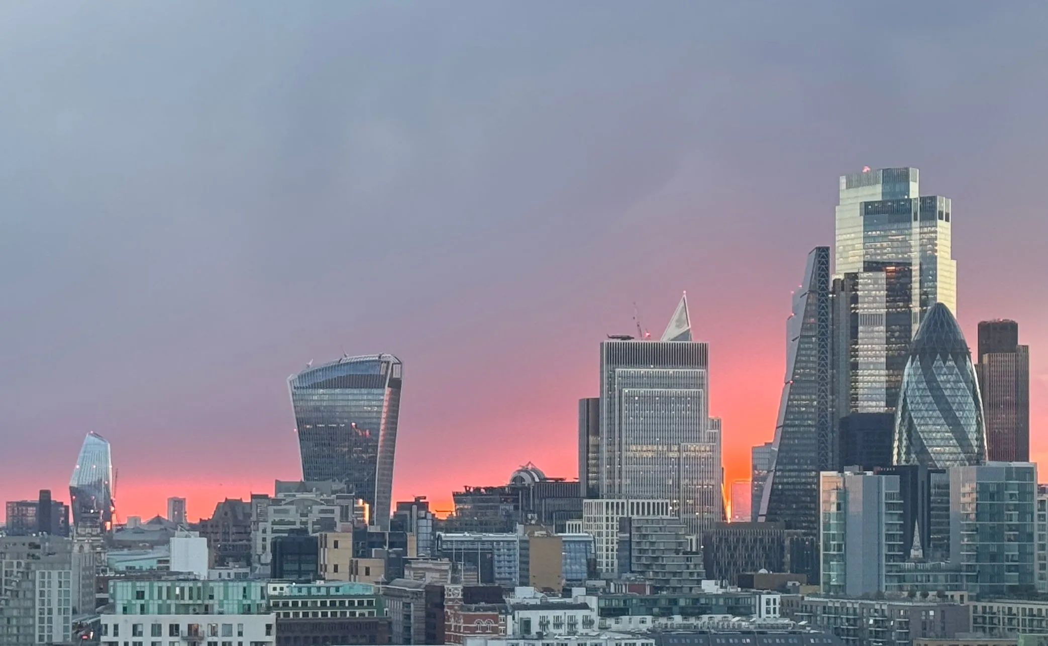 Cận cảnh đường chân trời London trước khi áp dụng tính năng tự động điều chỉnh ảnh trên iPhone