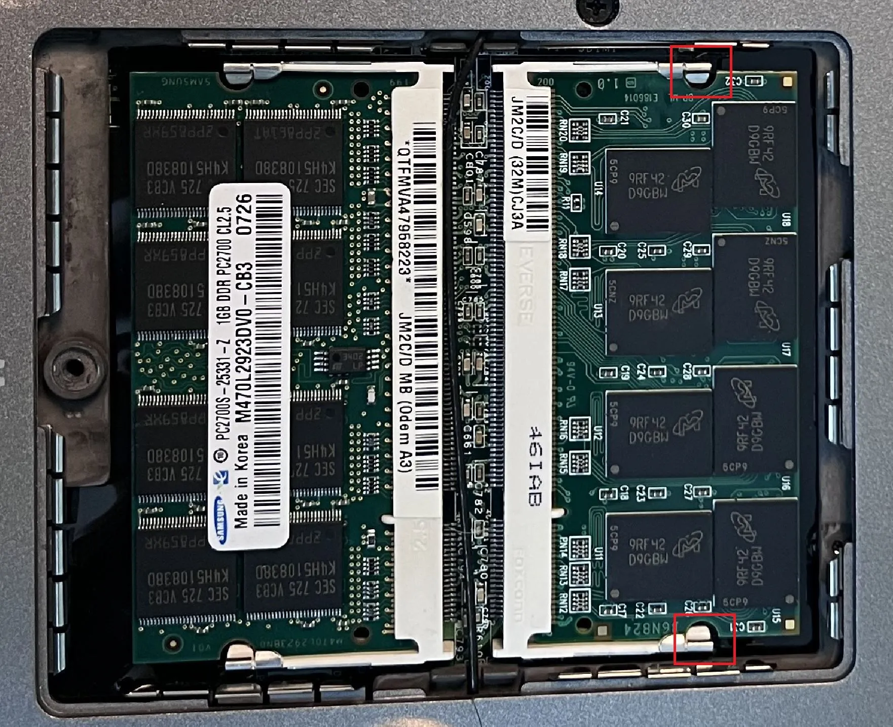 Cận cảnh hai thanh RAM đã lắp trên bo mạch chủ laptop Dell, cho thấy các lẫy giữ RAM.