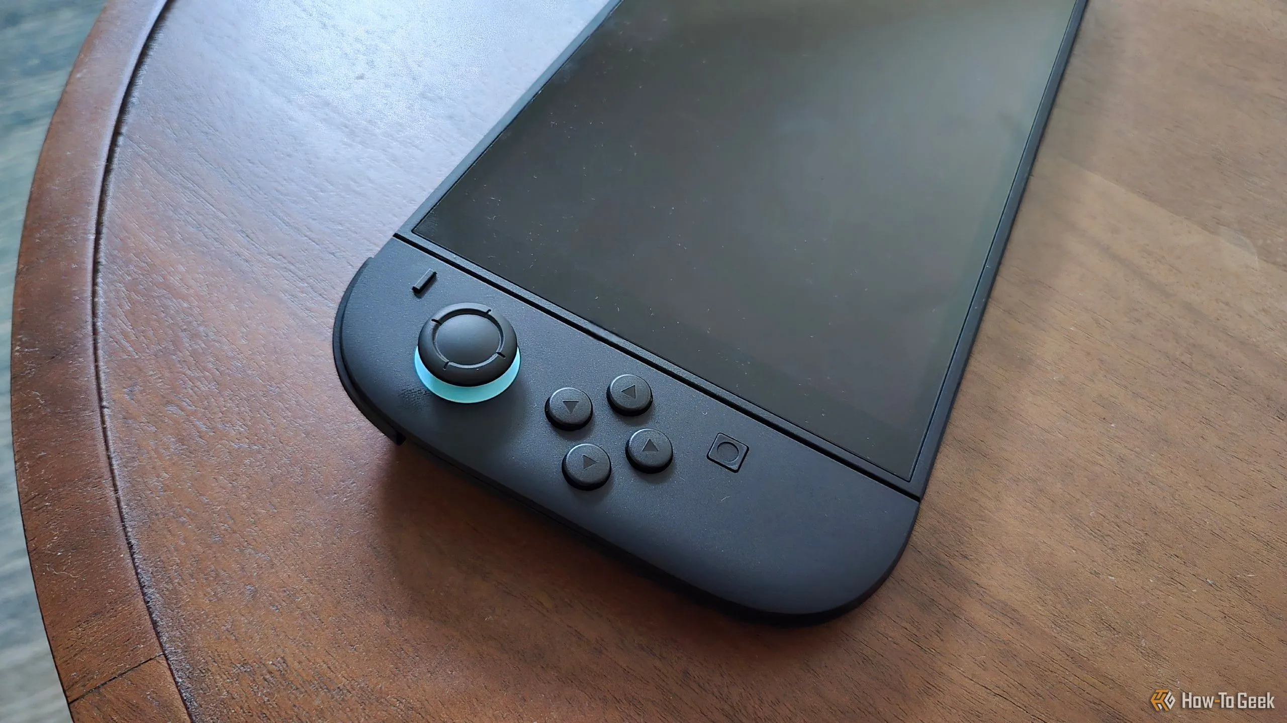 Cận cảnh tay cầm Joy-Con trái màu xanh của Nintendo Switch 2, nổi bật thiết kế mới.