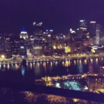 Cảnh đêm toàn cảnh thành phố Pittsburgh chụp bằng HTC One M7 vào năm 2013, thể hiện hạn chế của camera điện thoại thời đó.