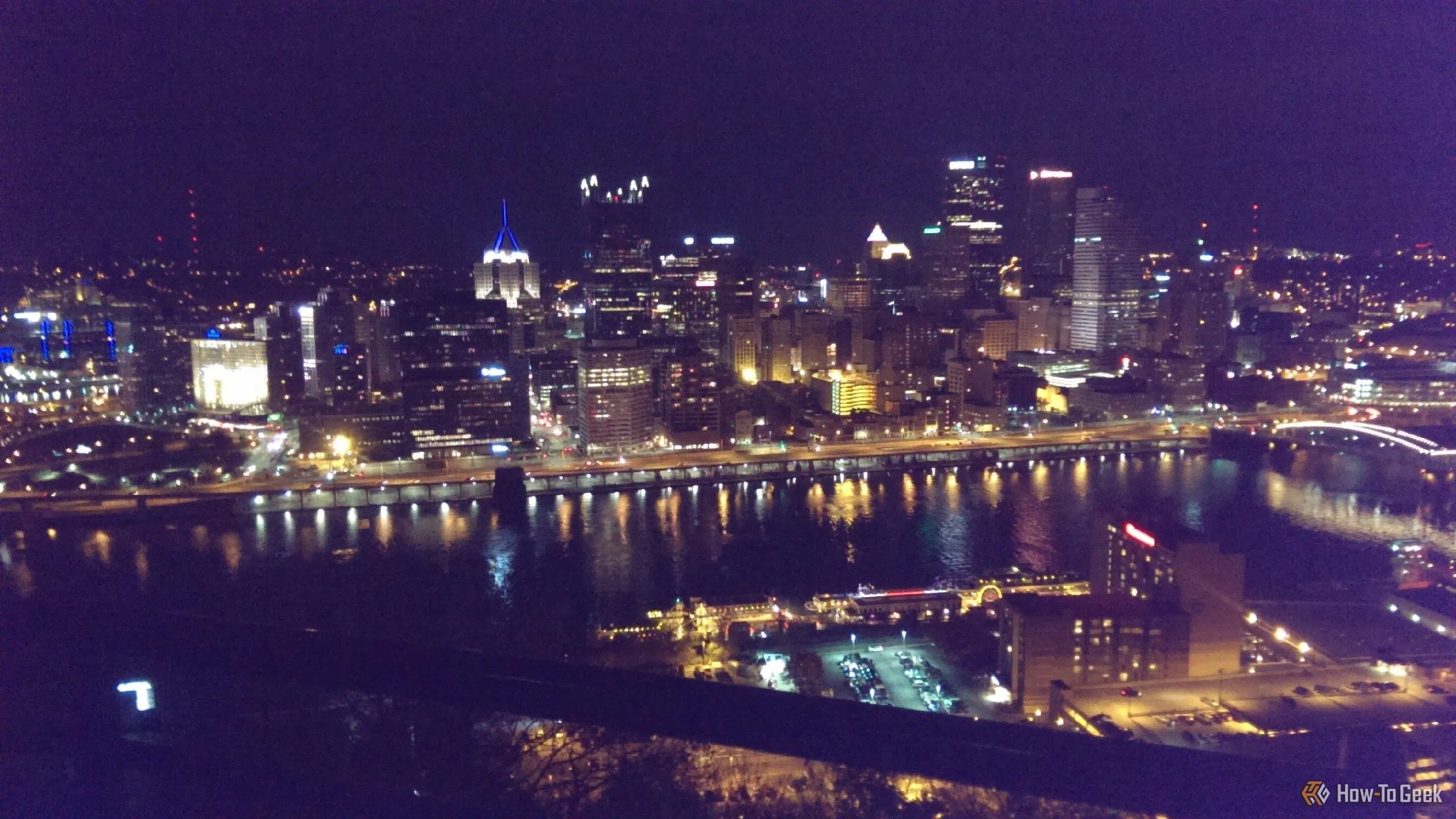 Cảnh đêm toàn cảnh thành phố Pittsburgh chụp bằng HTC One M7 vào năm 2013, thể hiện hạn chế của camera điện thoại thời đó.
