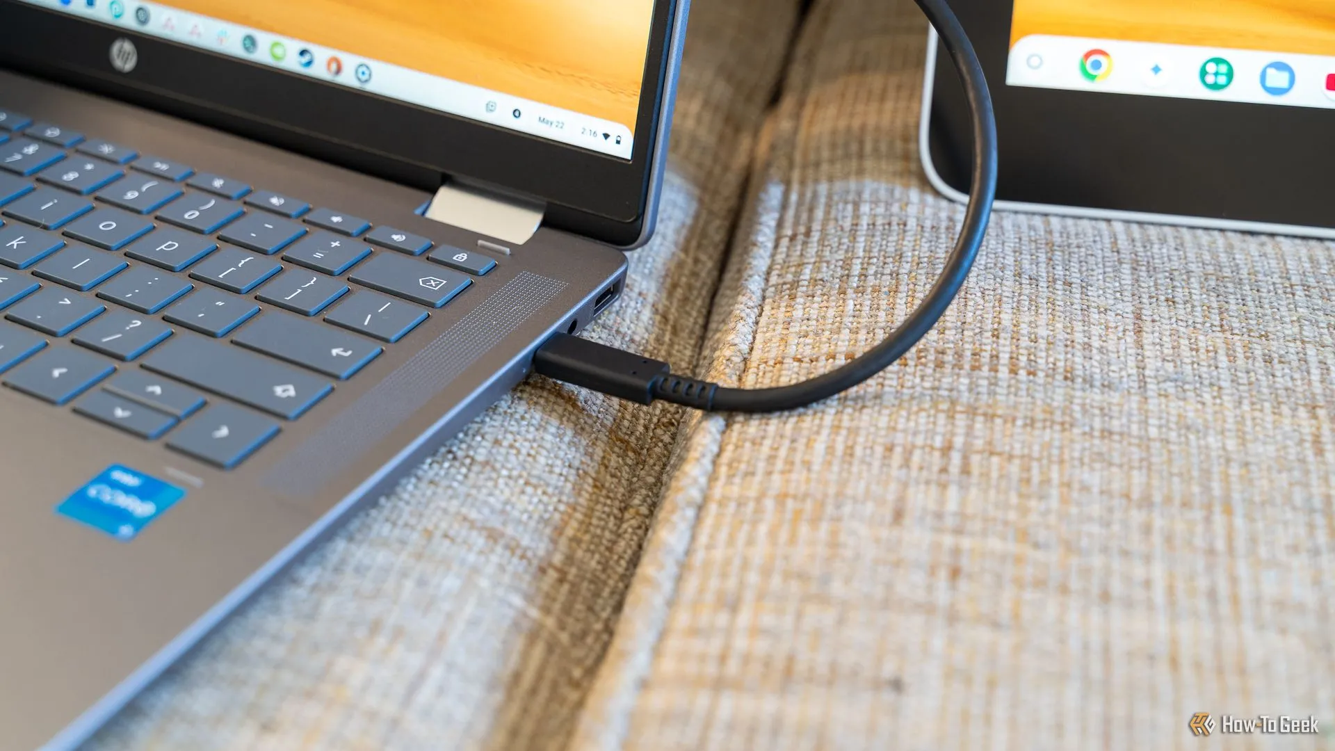 Cáp USB-C kết nối giữa Chromebook và bảng vẽ Wacom