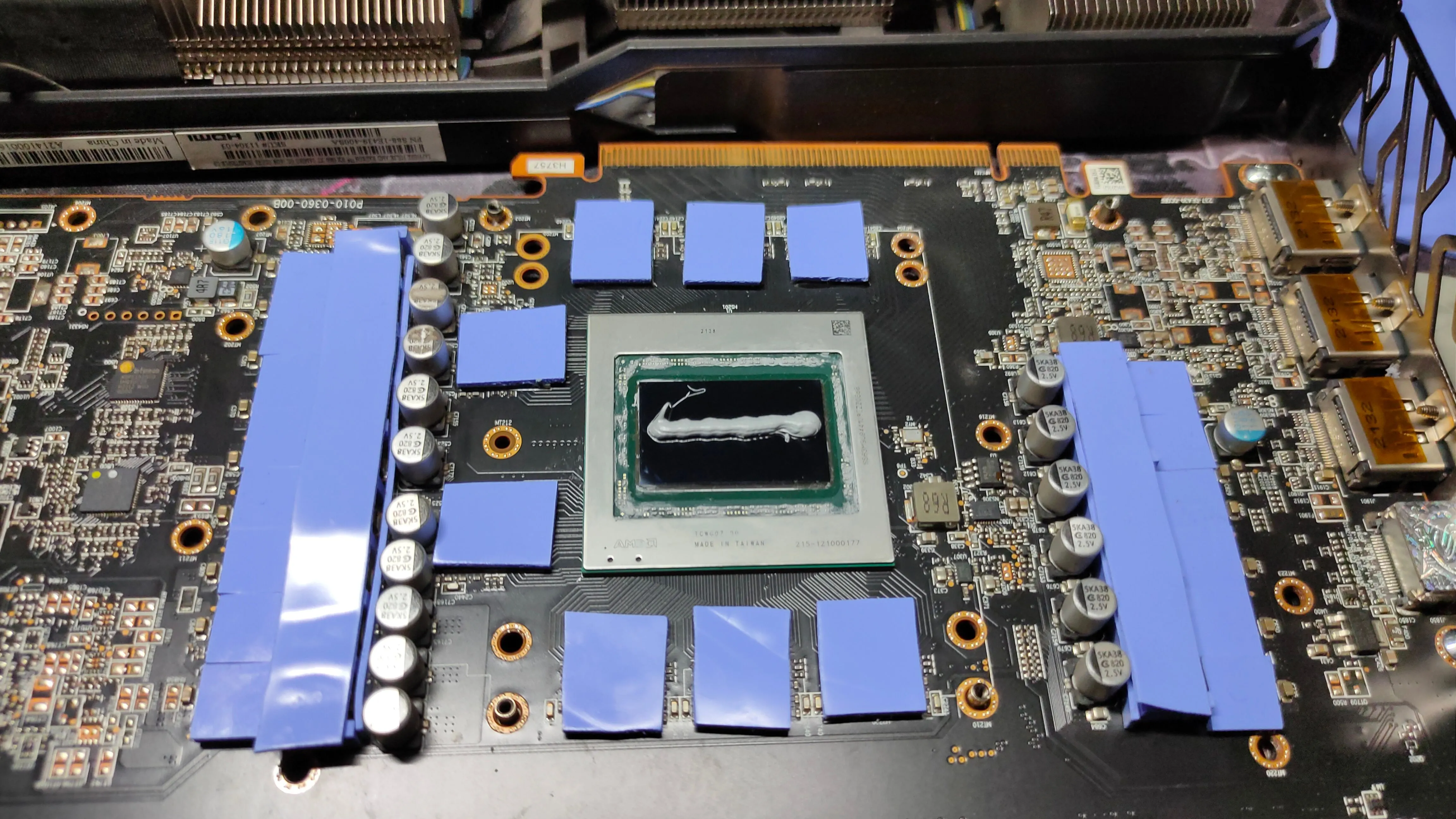 Card đồ họa AMD RX 6800 XT trần trụi với miếng tản nhiệt và keo tản nhiệt mới.