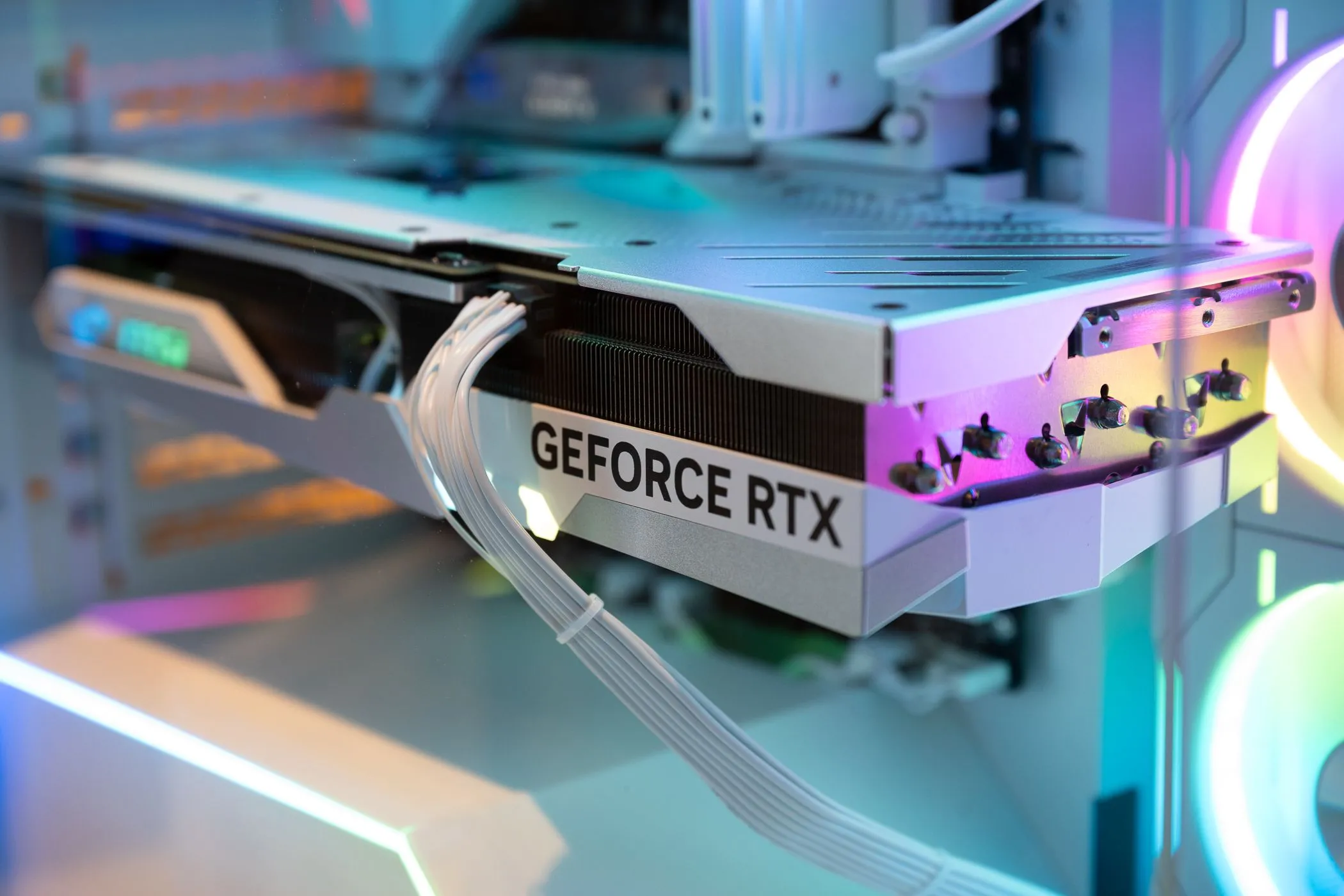 Card đồ họa NVIDIA GeForce RTX bên trong một máy tính chơi game