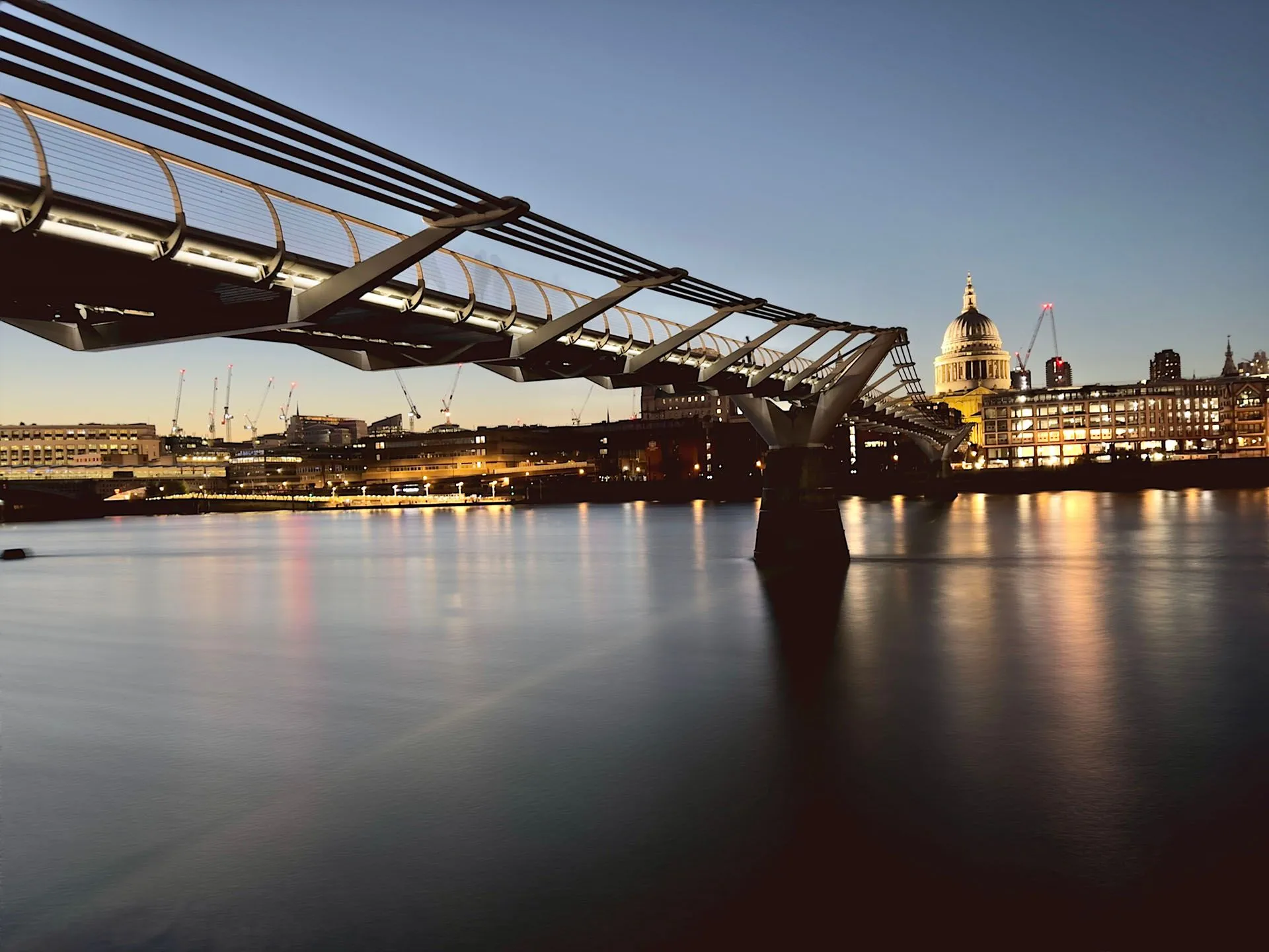 Cầu Thiên Niên Kỷ và Nhà thờ St Paul's sau khi tăng độ sáng vùng tối bằng công cụ Shadows trên iPhone