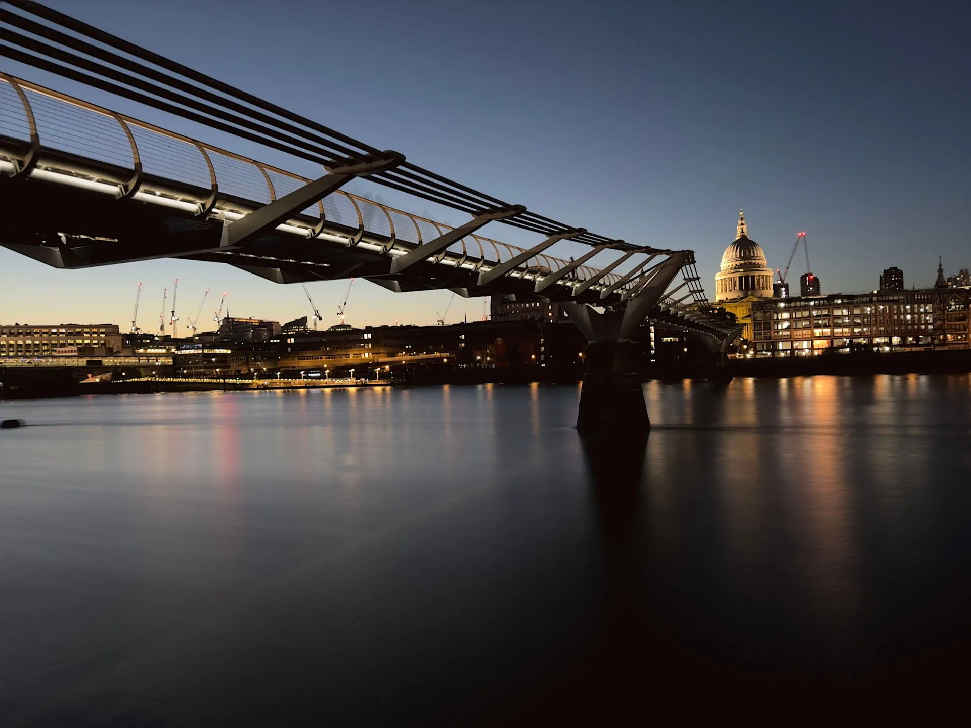 Cầu Thiên Niên Kỷ và Nhà thờ St Paul's trong đêm, trước khi điều chỉnh Shadows để làm sáng vùng tối