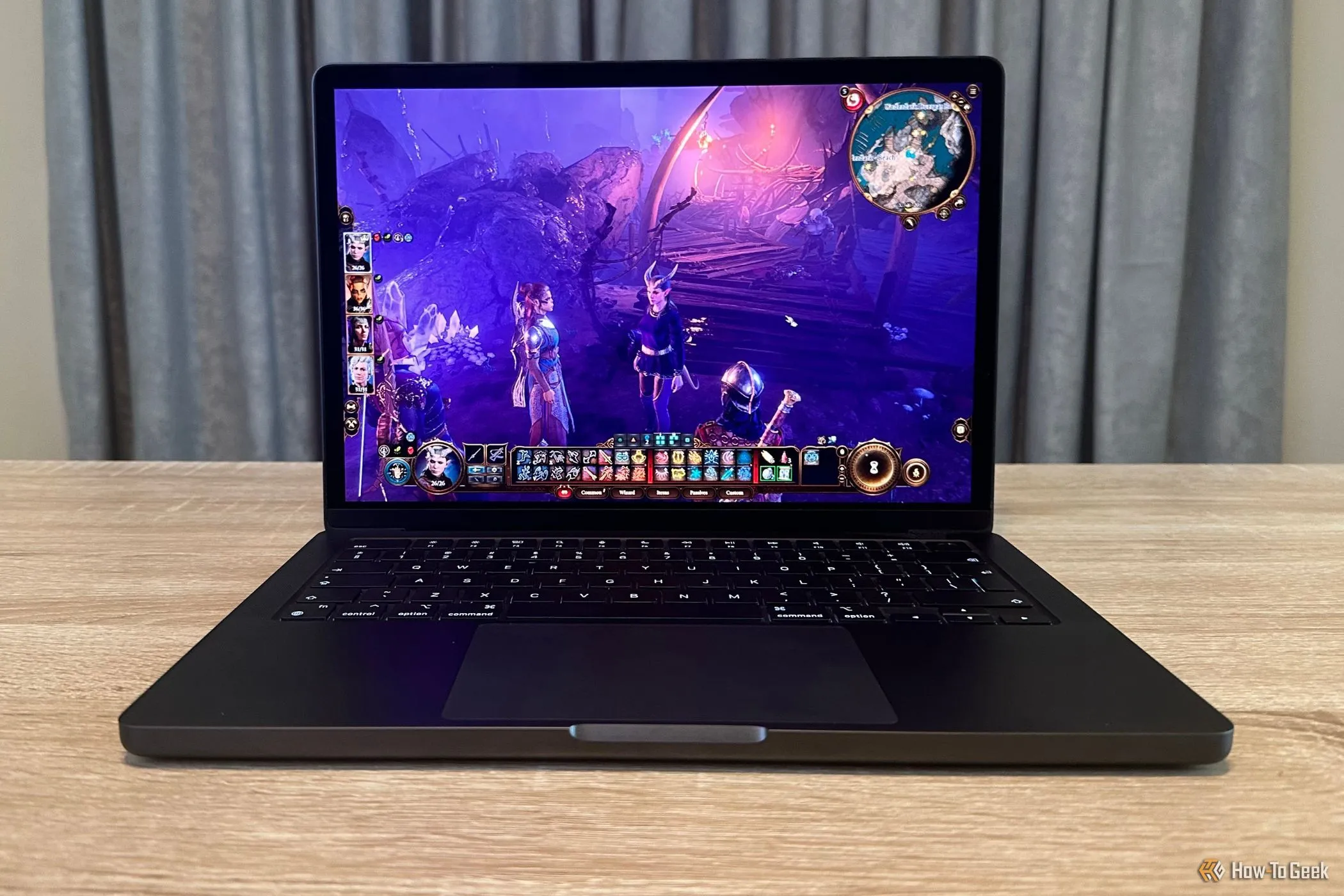 Chiếc MacBook Pro trang bị chip M4 Pro đang chạy tựa game Baldur's Gate 3, minh họa sức mạnh gaming vượt trội của Apple Silicon.