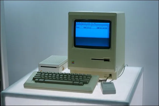 Chiếc máy tính Macintosh đời đầu với màn hình đơn sắc, minh họa cho sự thay đổi hướng đi của Apple từ gaming.