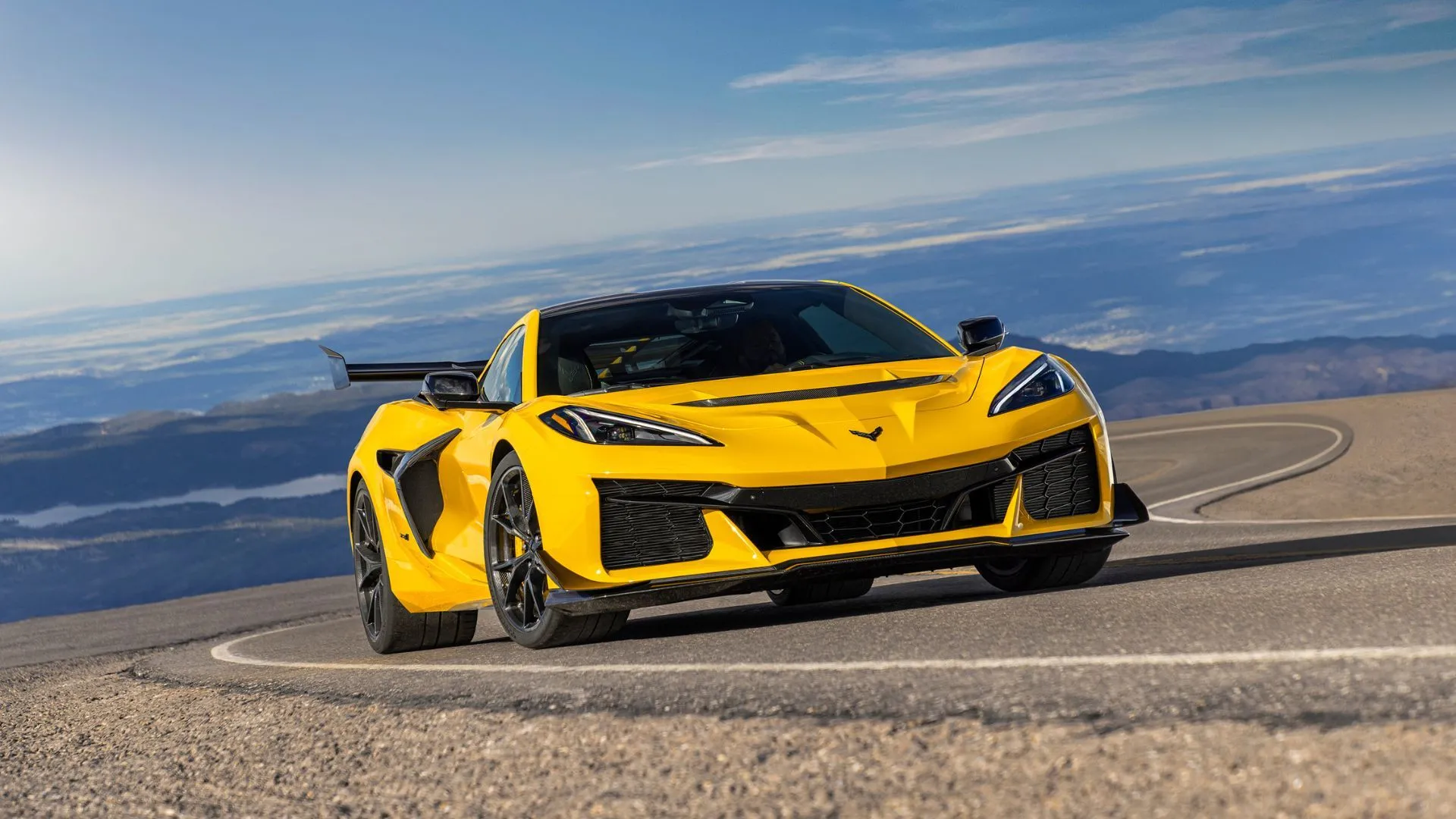 Chiếc xe thể thao Chevrolet Corvette ZR1 Coupe màu vàng đang đỗ