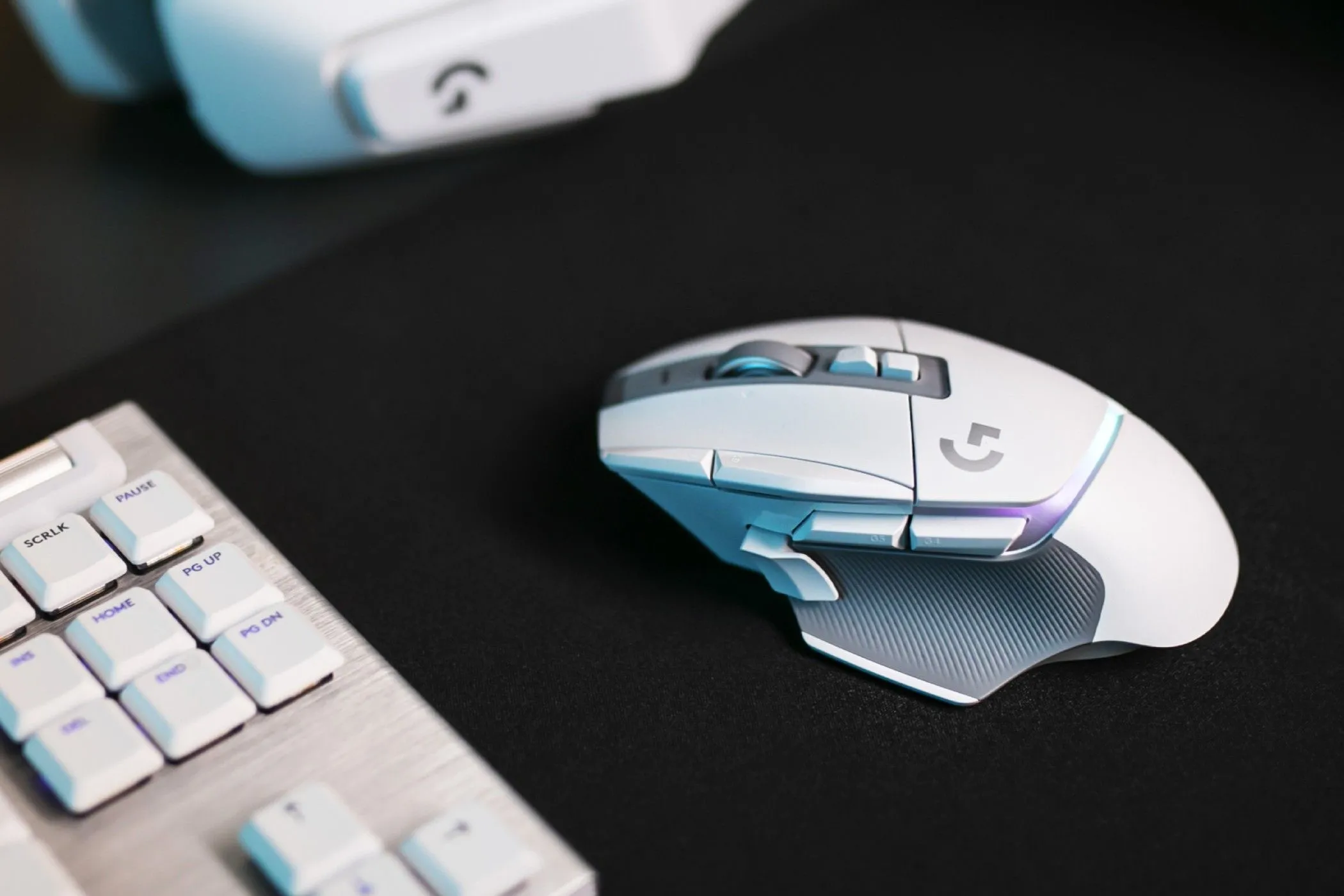 Chuột chơi game Logitech G502 X trên bàn, đại diện cho chuột gaming chuyên nghiệp có thể được hỗ trợ trên Switch 2, mang lại trải nghiệm chính xác cao.