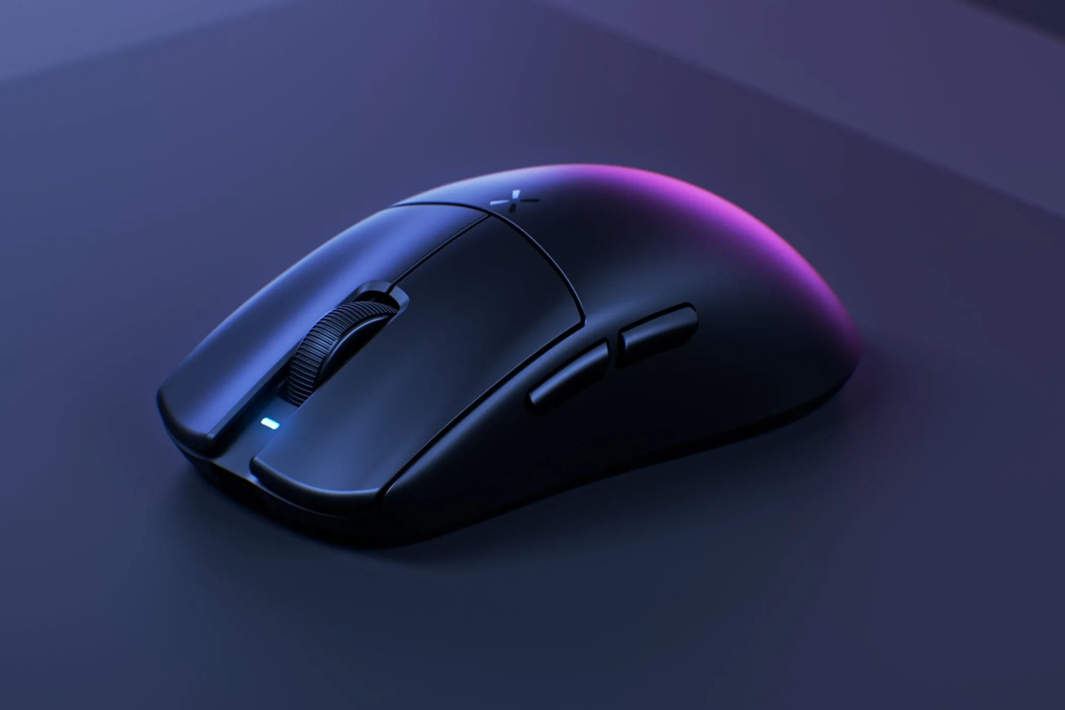 Chuột gaming Hitscan Hyperlight màu trắng đặt trên tấm lót chuột, minh họa cho các mẫu chuột không dây.