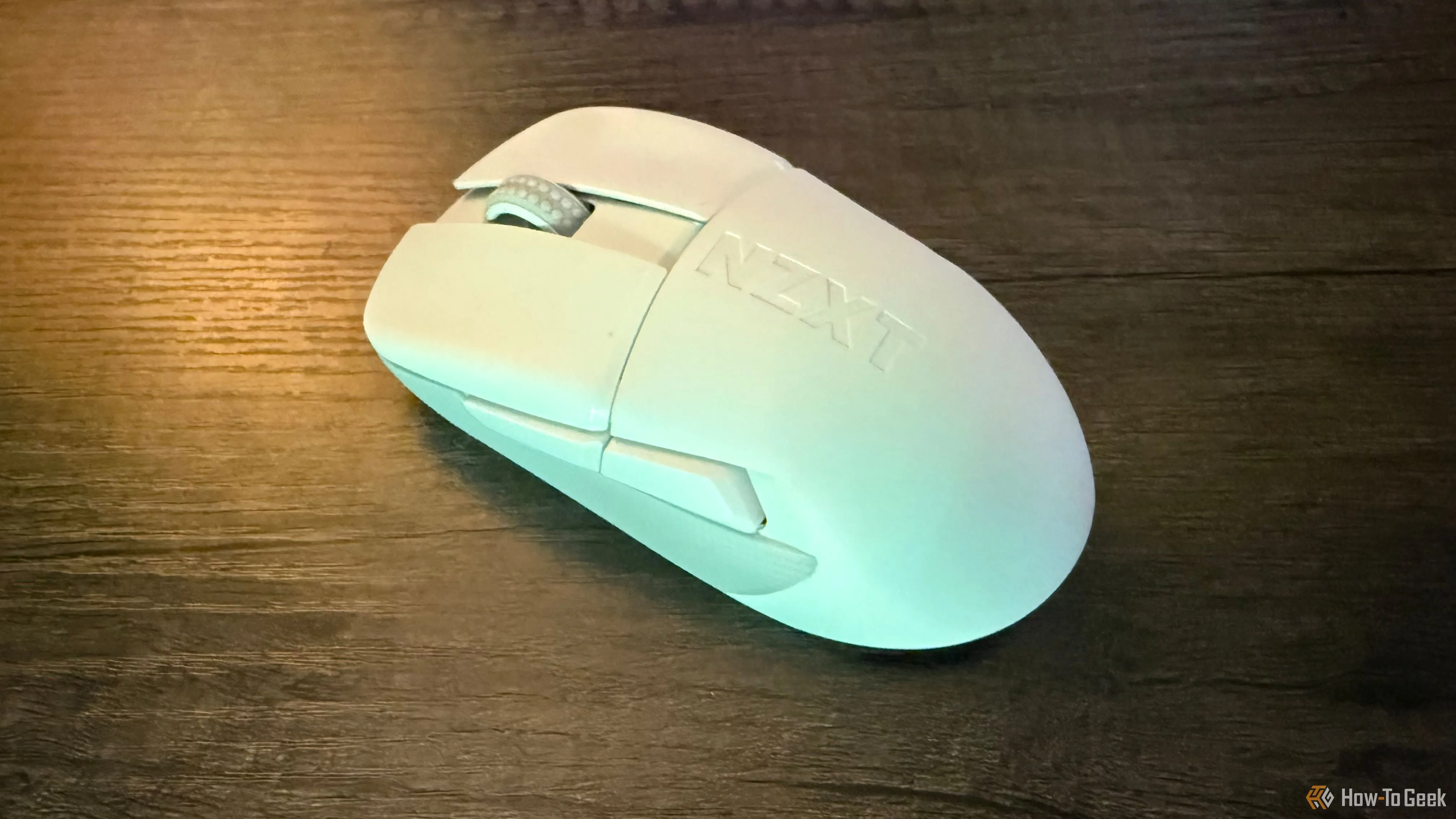 Chuột gaming không dây NZXT Lift Elite màu đen trên bàn di chuột