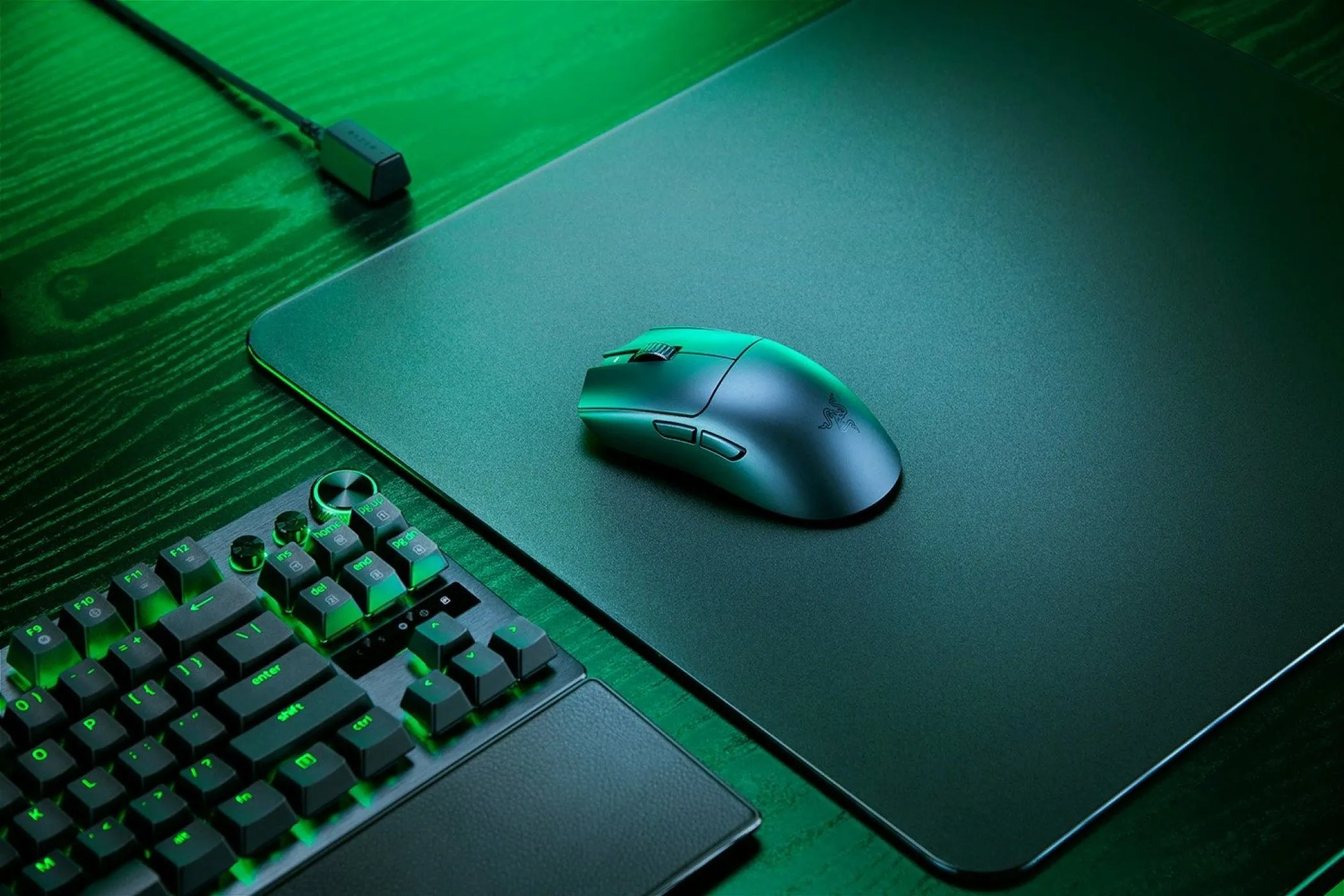 Chuột gaming Razer Viper V3 Pro màu đen đặt trên tấm lót chuột, thể hiện sự thoải mái khi sử dụng.