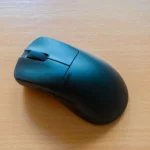 Chuột gaming siêu nhẹ Pulsar Xlite V3 màu đen đặt trên bề mặt bàn.