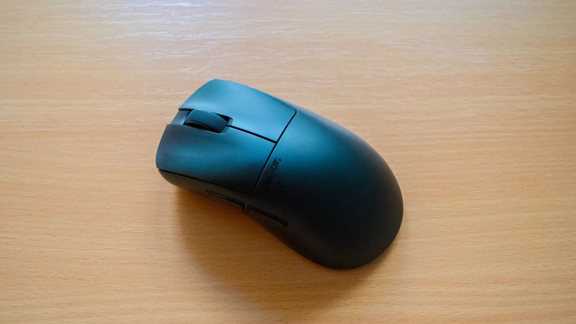 Chuột gaming siêu nhẹ Pulsar Xlite V3 màu đen đặt trên bề mặt bàn.