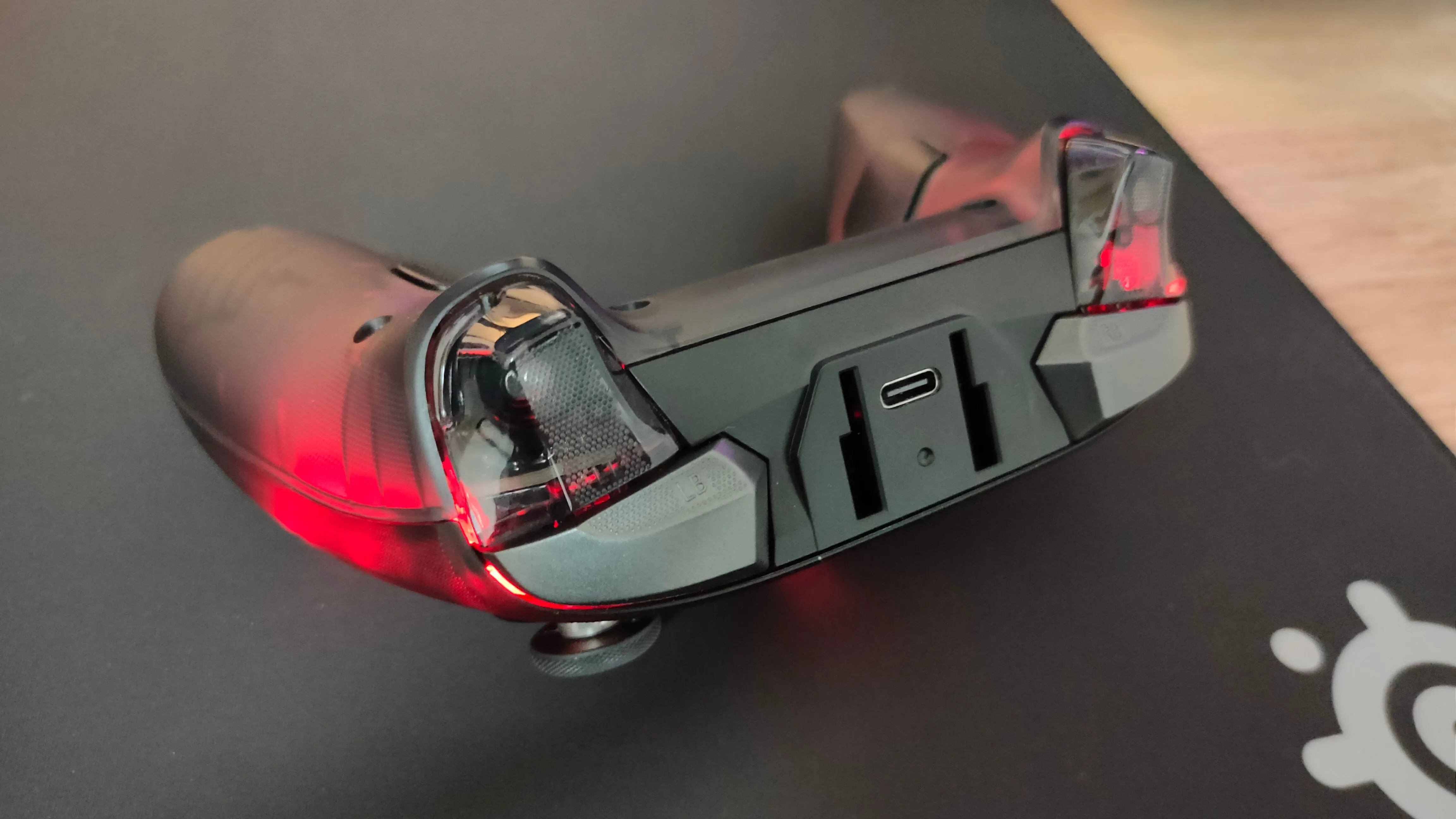 Cổng sạc USB-C và đèn trạng thái trên tay cầm GameSir Cyclone 2