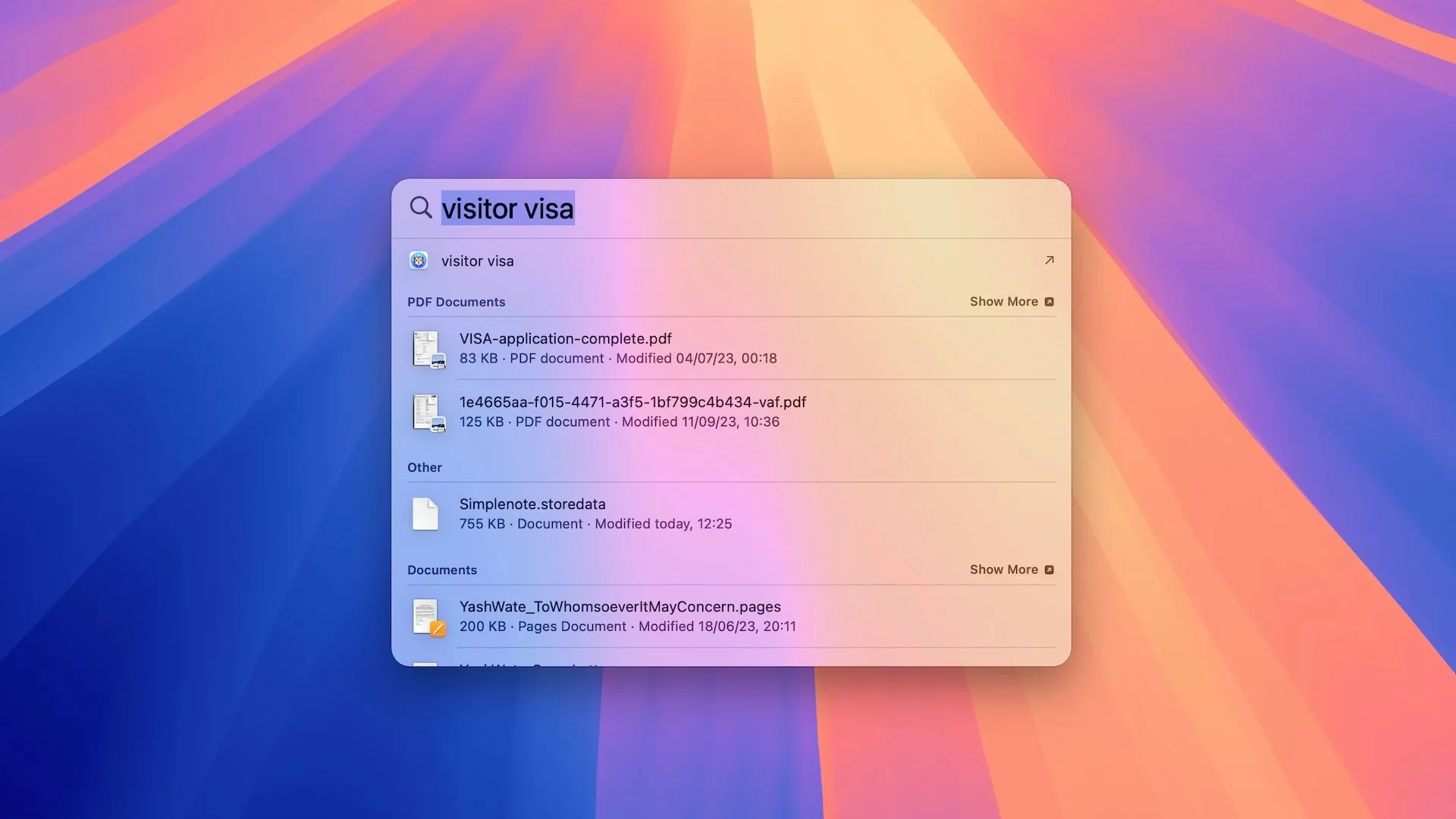Cửa sổ tìm kiếm Spotlight trên màn hình nền macOS