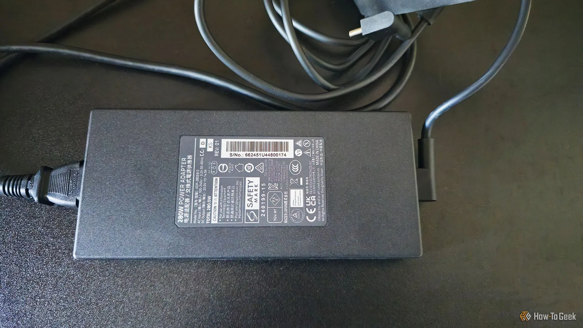 Cục sạc 280W của laptop gaming Razer Blade 16 2025