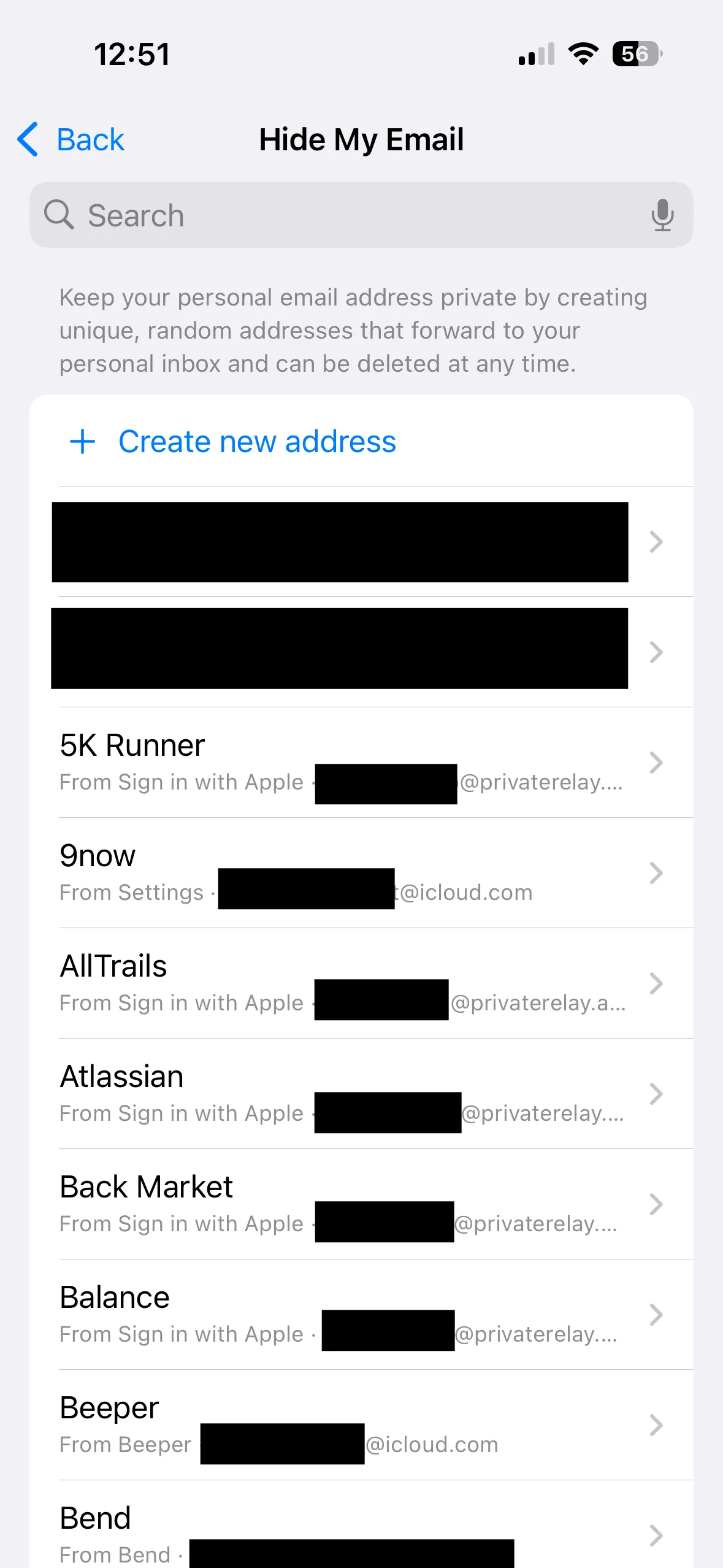Danh sách các địa chỉ email được tạo bằng Hide My Email trong cài đặt iCloud trên iPhone.